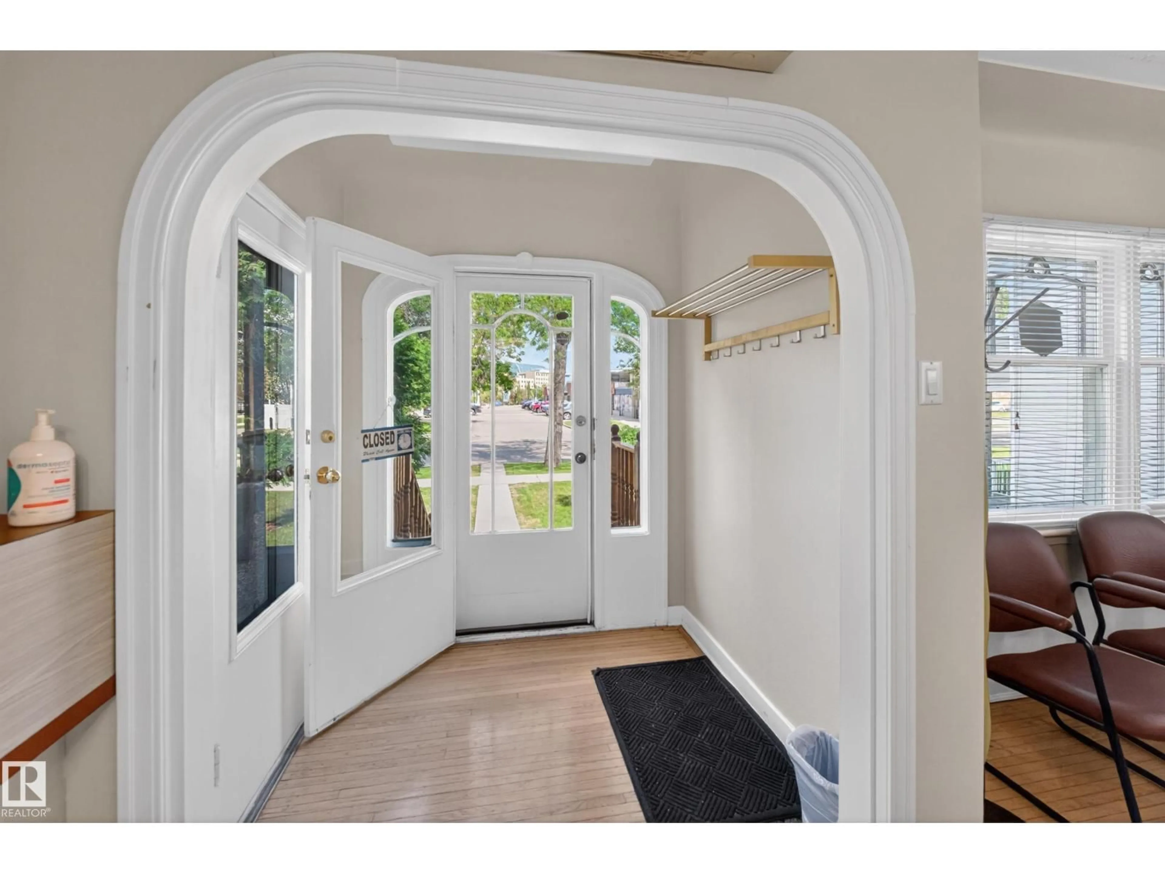 Indoor entryway for 11010 106 ST, Edmonton Alberta T5H2Y4