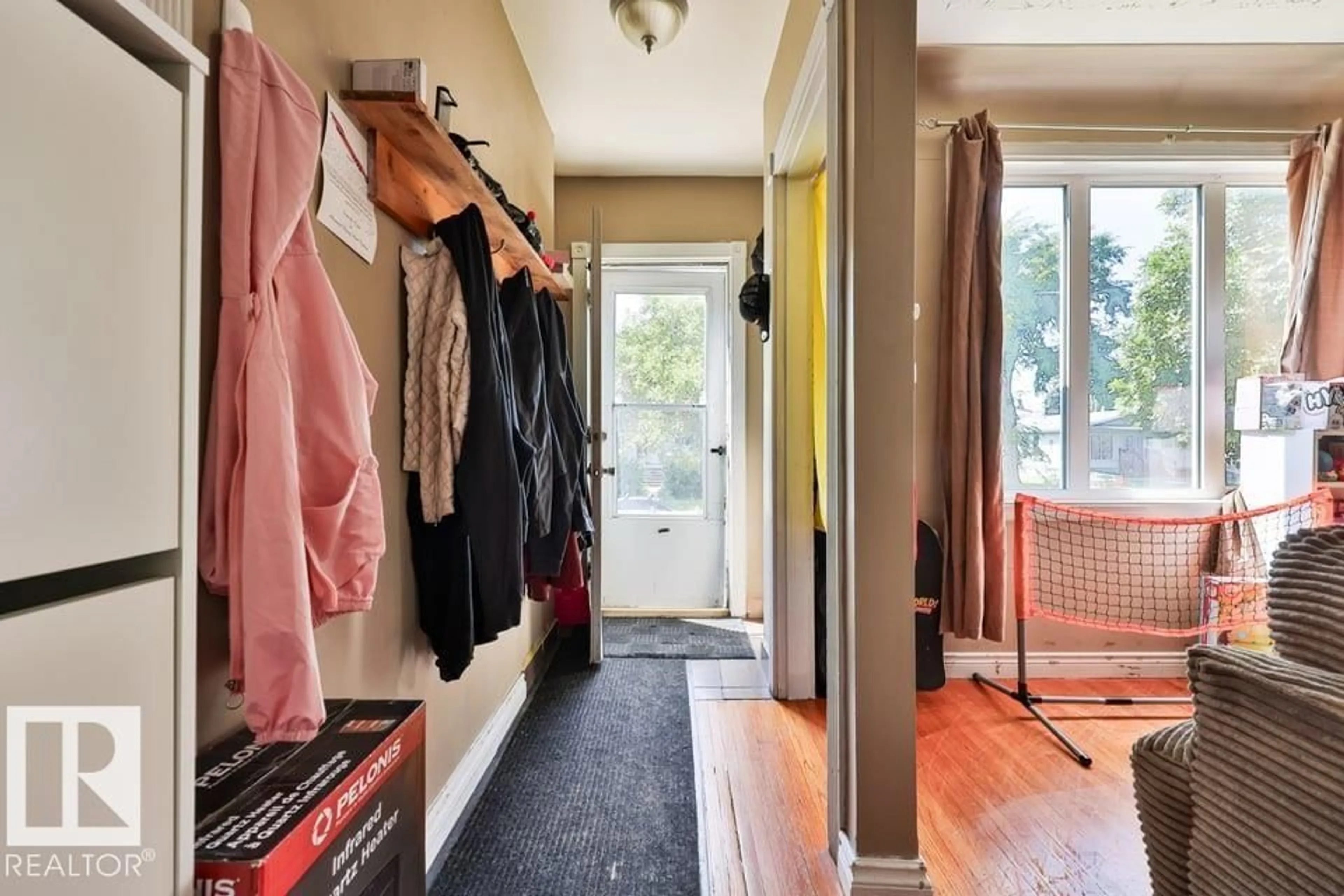 Indoor entryway for NW - 12347 90 ST, Edmonton Alberta T5B3Z6