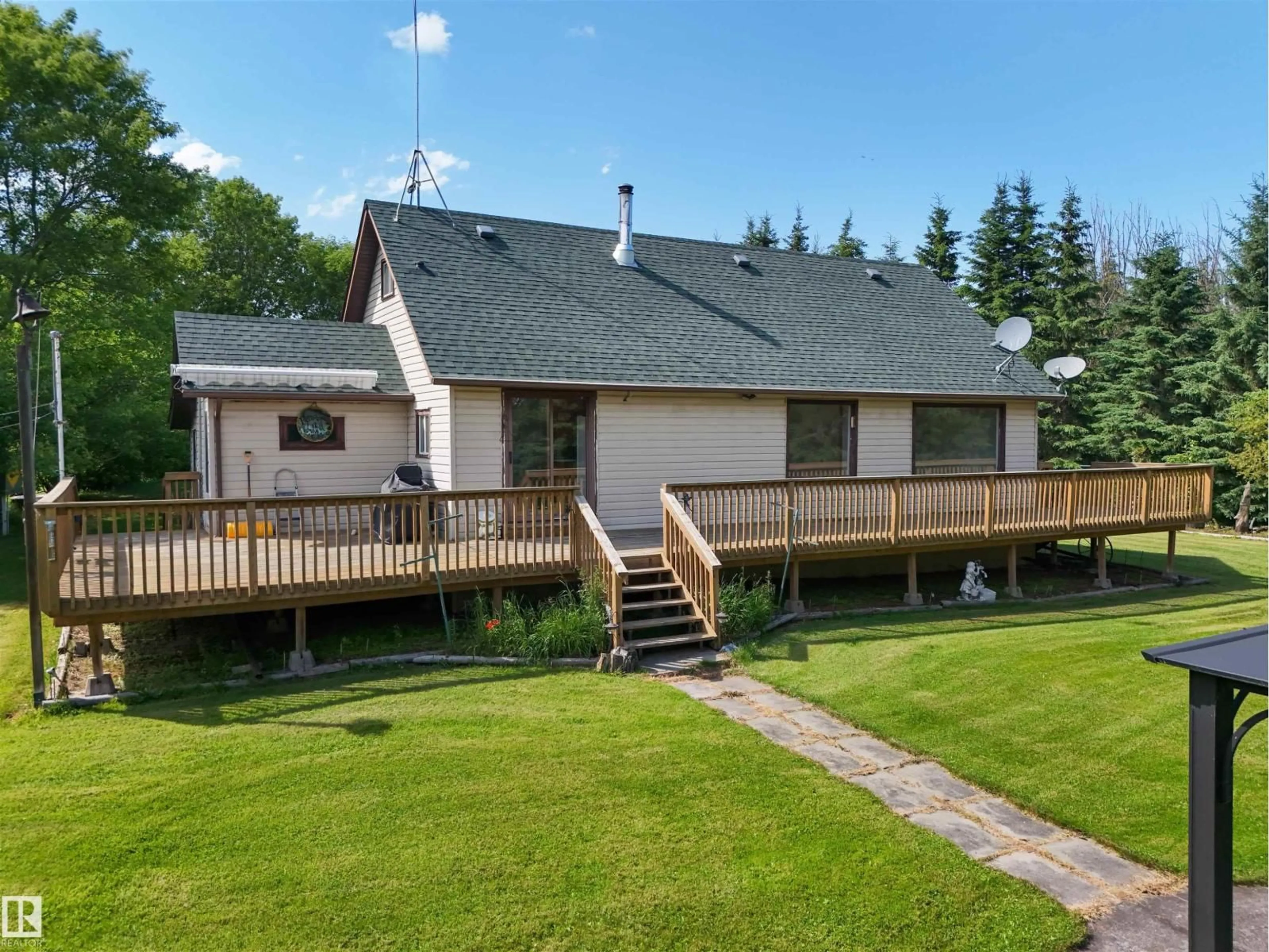 A pic from outside/outdoor area/front of a property/back of a property/a pic from drone, unknown for 43 62045 TWP ROAD 462, Rural Wetaskiwin County Alberta T0C0T0