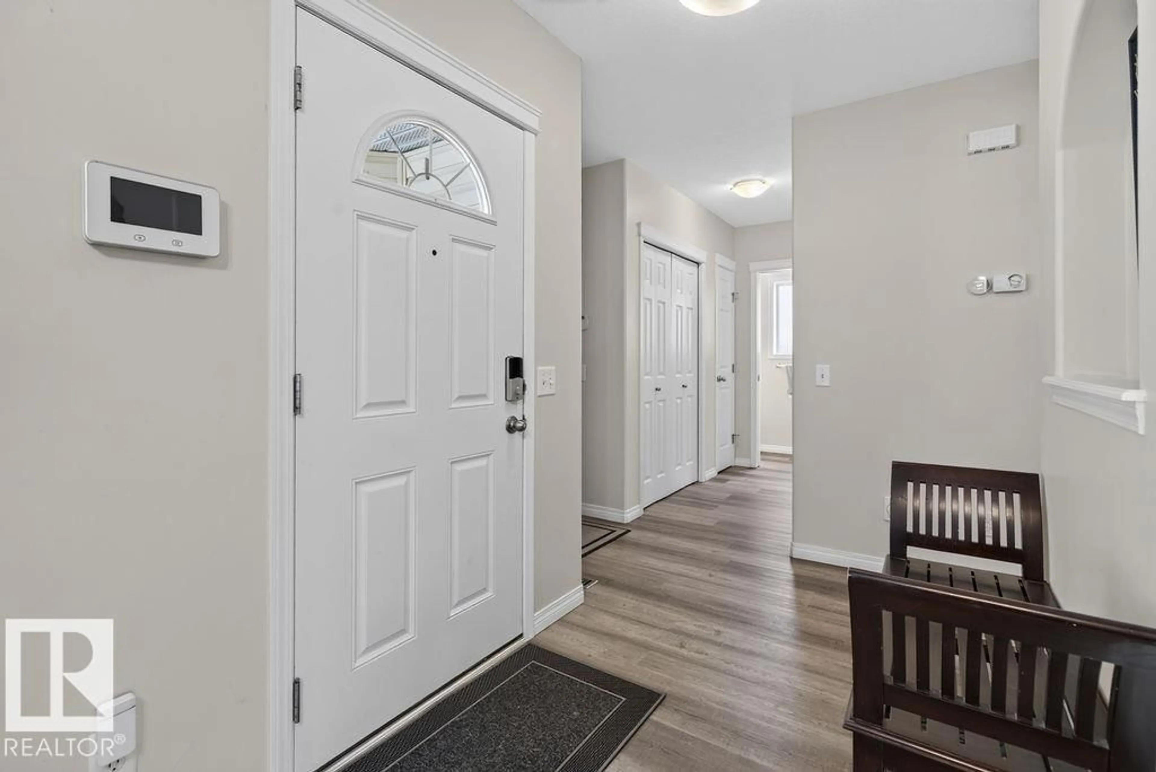 Indoor entryway for 20431 57 AV, Edmonton Alberta T6M0A9