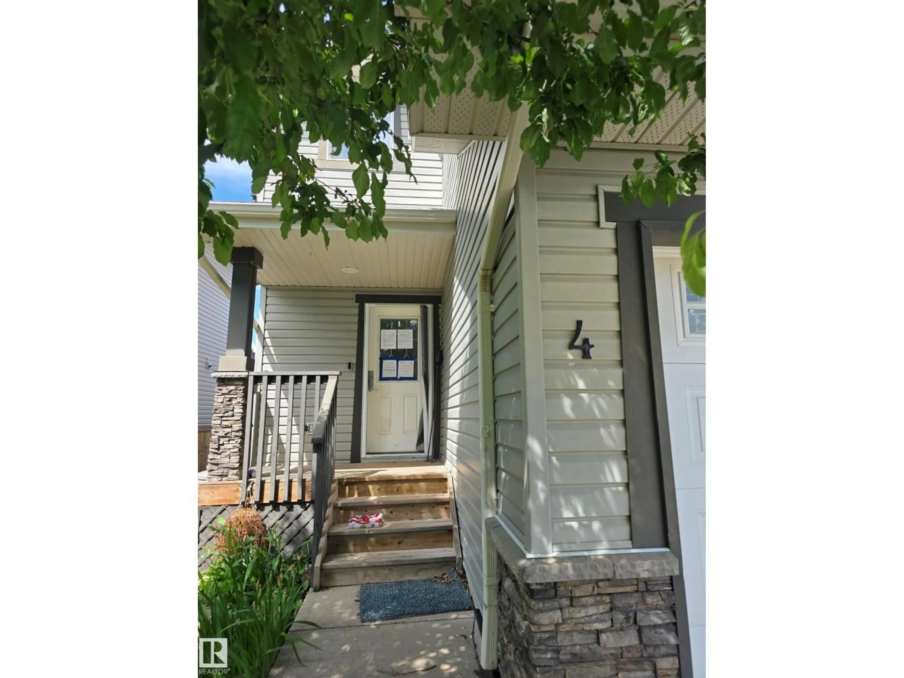 Indoor entryway for 4 SPRINGWOOD WY, Spruce Grove Alberta T7X1L4
