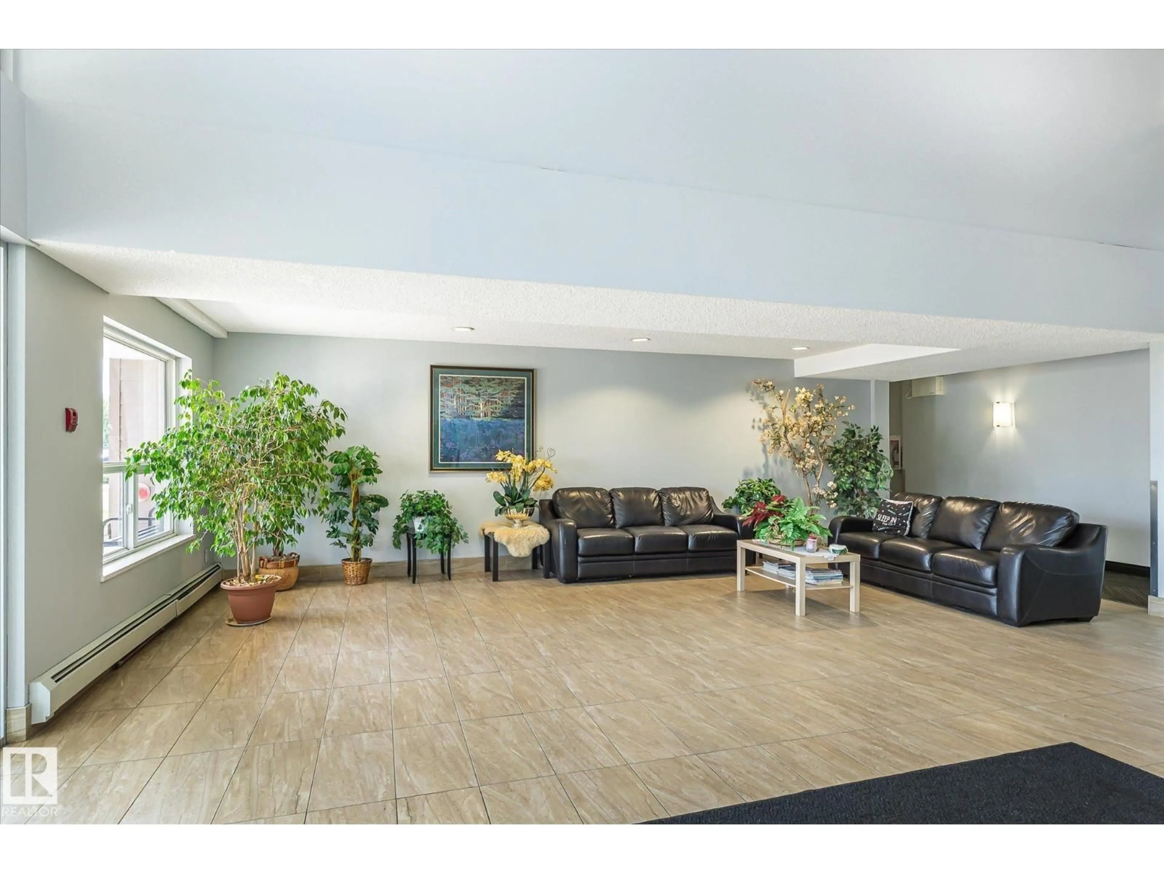 Lobby for 17404 - 418 64 AV, Edmonton Alberta T5T6X4