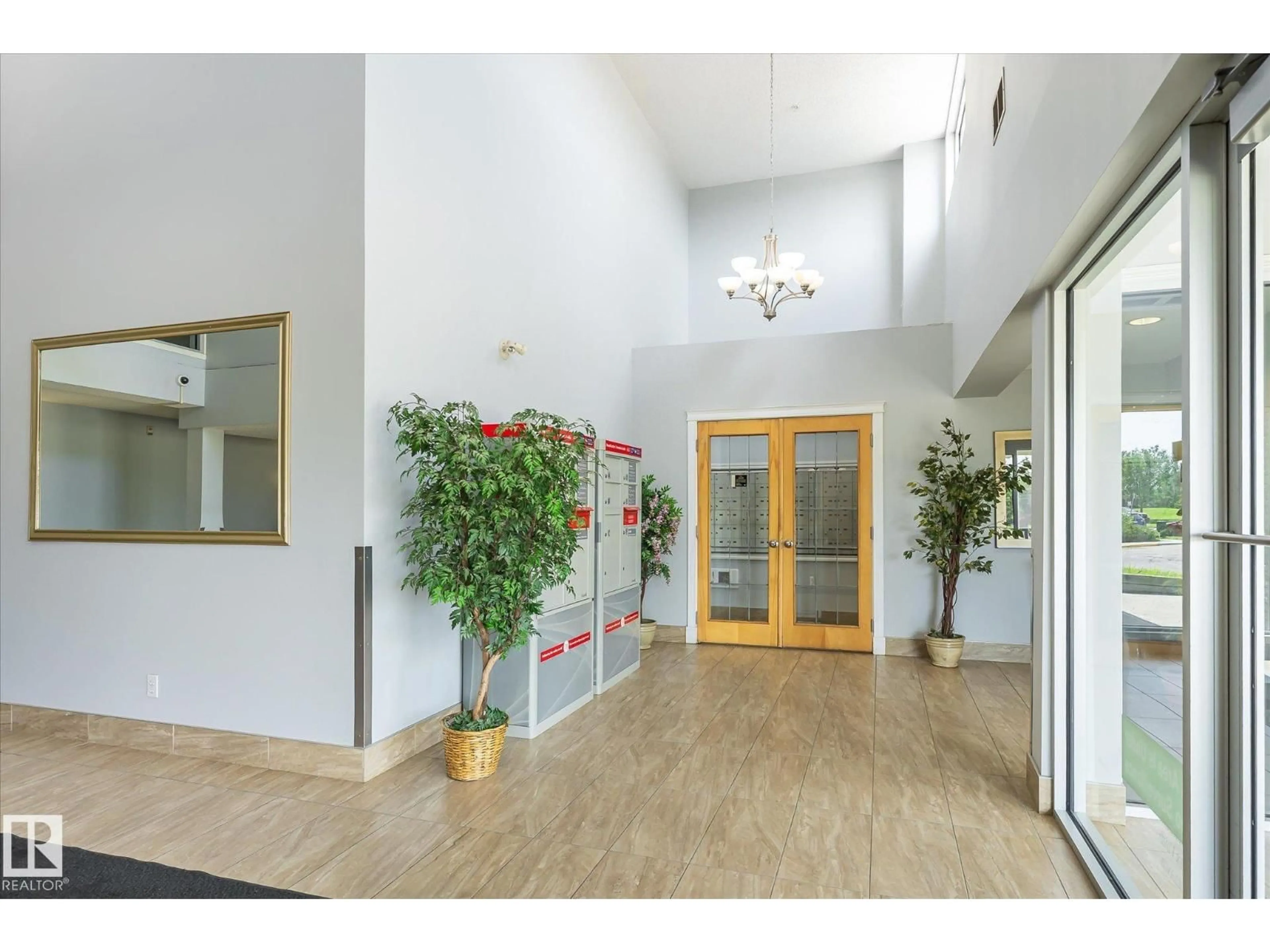 Indoor foyer for 17404 - 418 64 AV, Edmonton Alberta T5T6X4