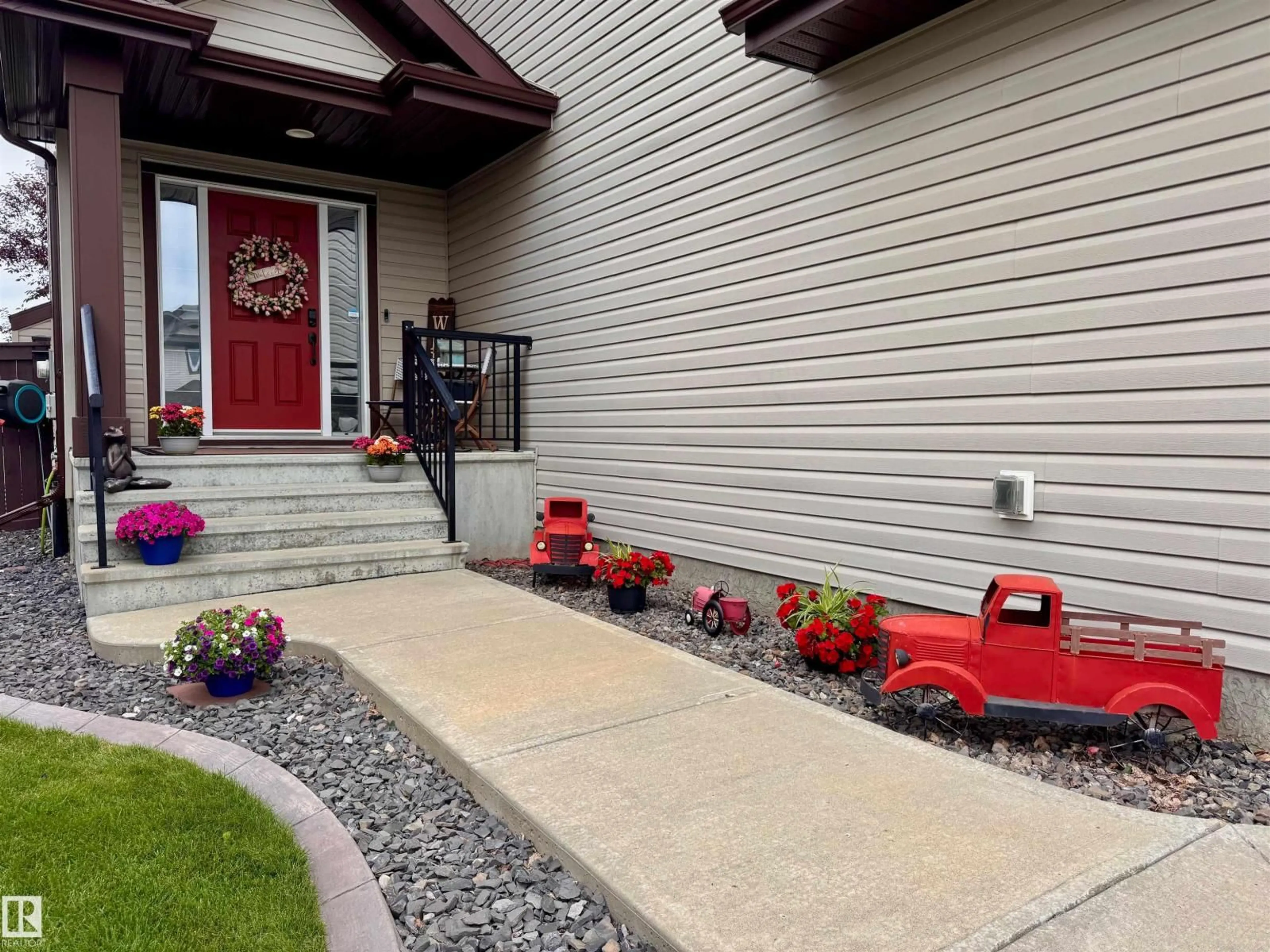 Indoor entryway for 10302 98 ST, Morinville Alberta T8R0B7