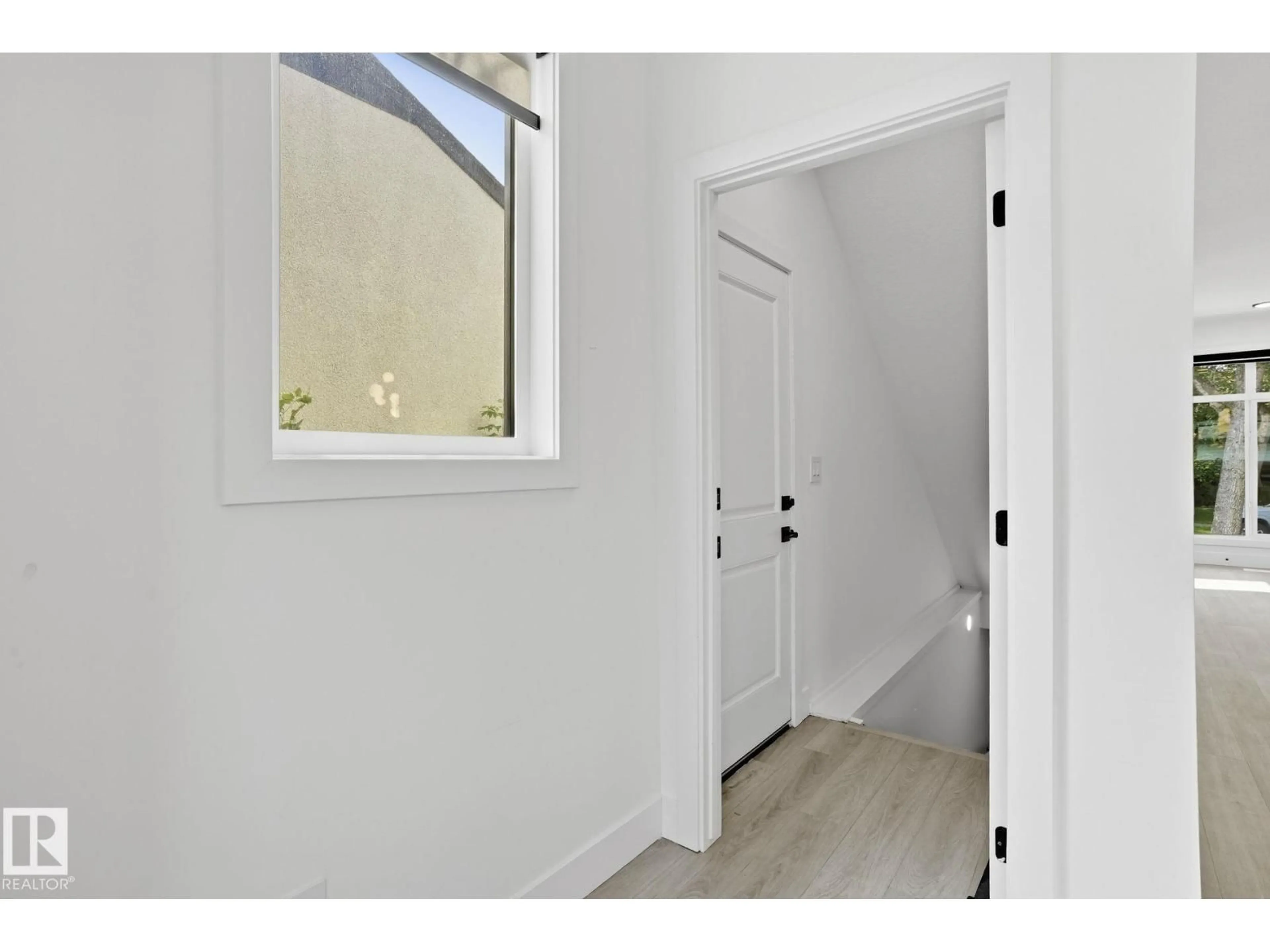 Indoor entryway for 13909 107A AV, Edmonton Alberta T5M2A8