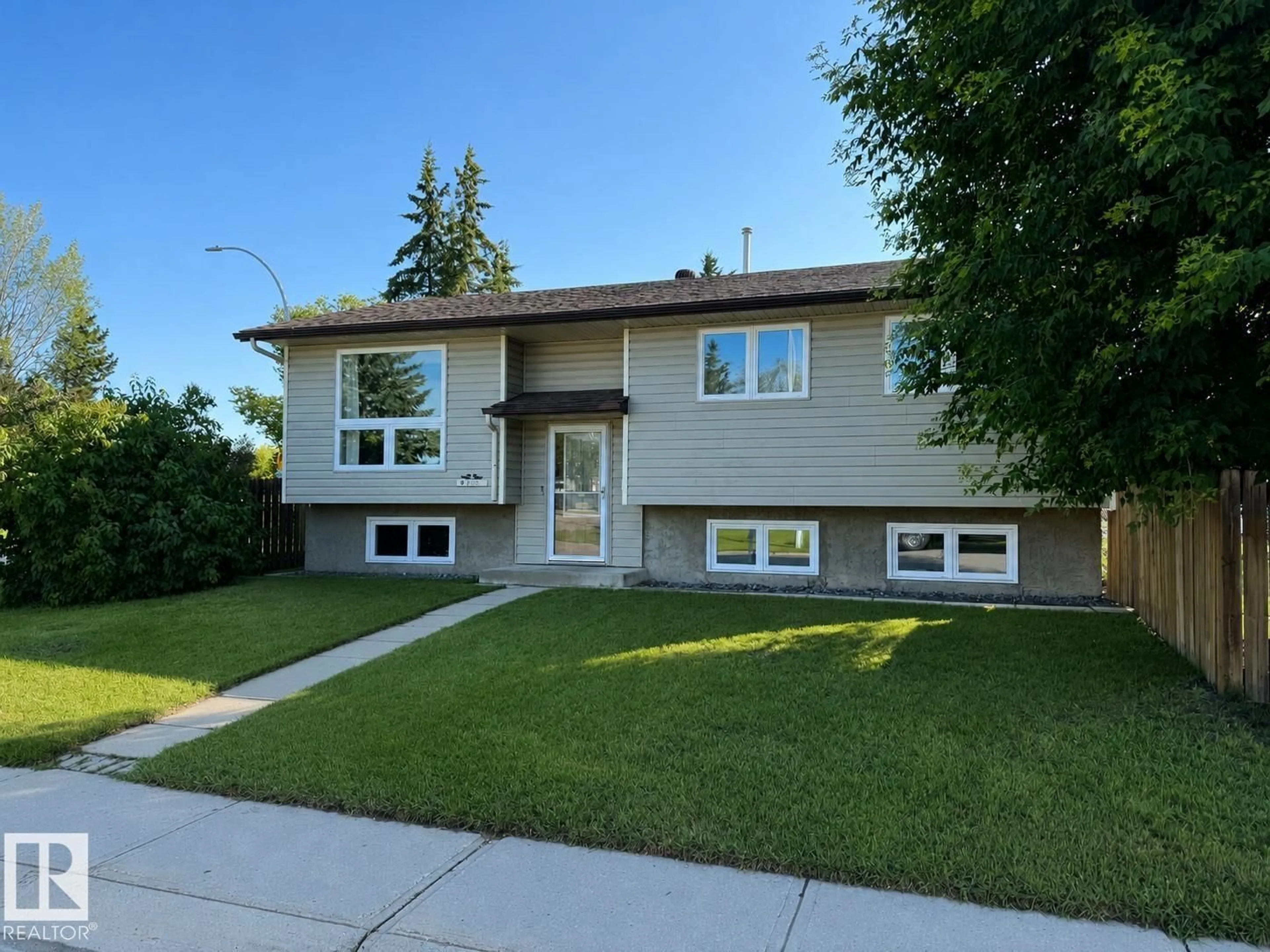 Home with vinyl exterior material, street for 9209 80 ST, Fort Saskatchewan Alberta T8L3R3