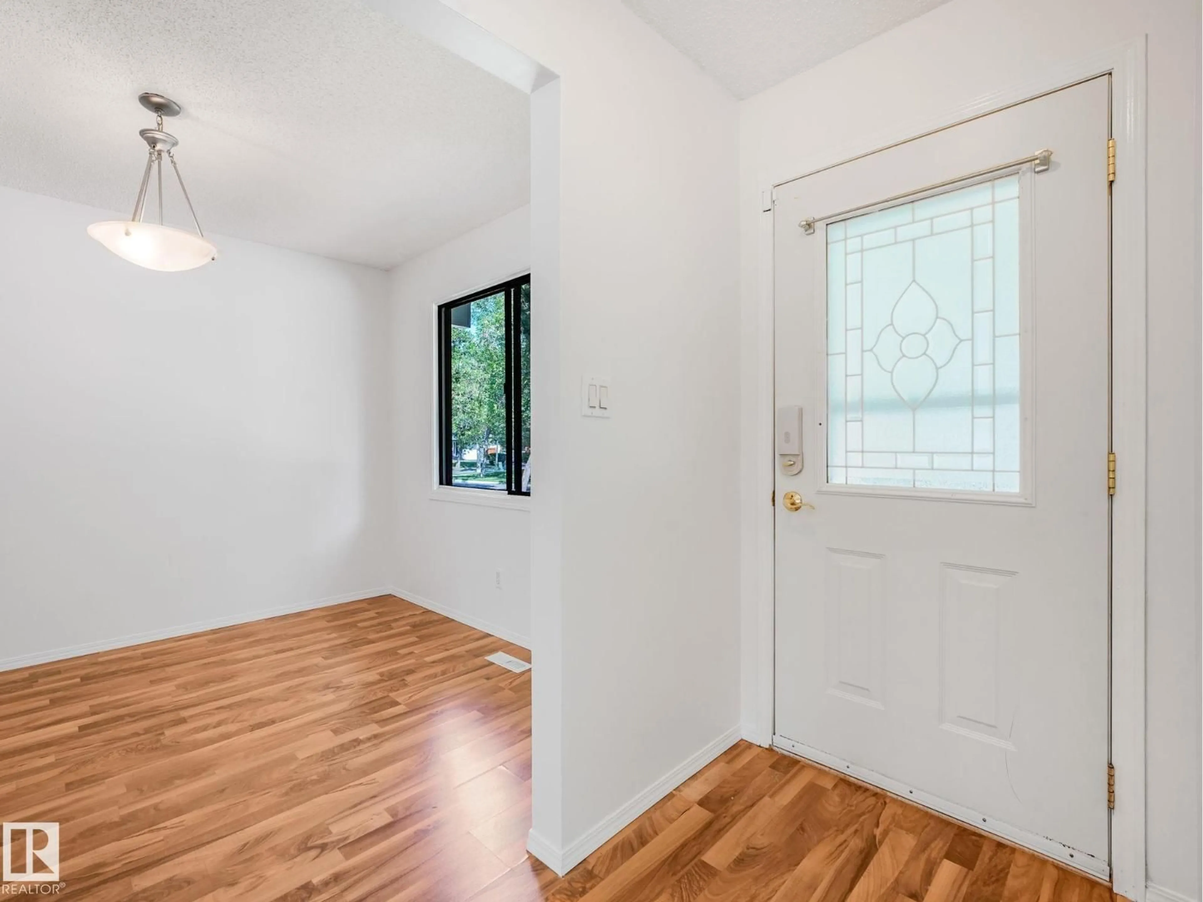 Indoor entryway for 91 AMHERST CR, St. Albert Alberta T8N2P7