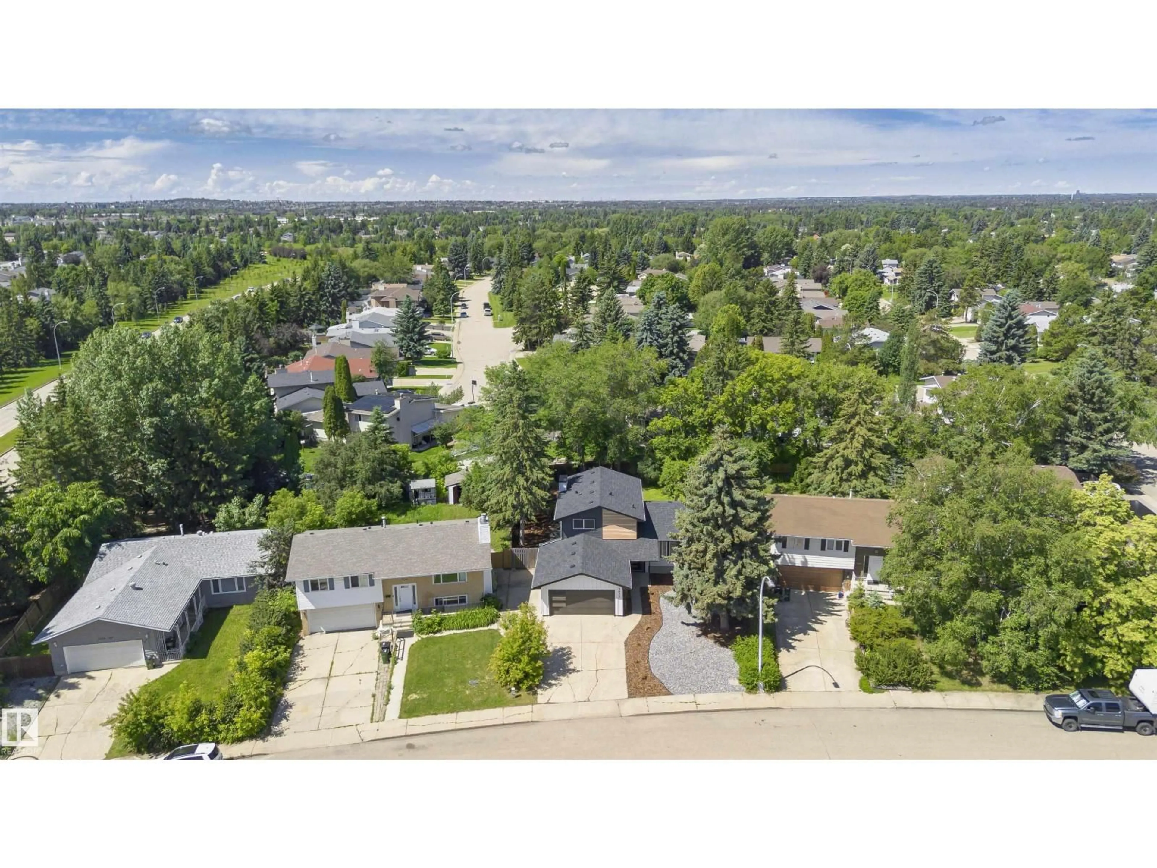 A pic from outside/outdoor area/front of a property/back of a property/a pic from drone, street for 3412 108 ST, Edmonton Alberta T6J2V4