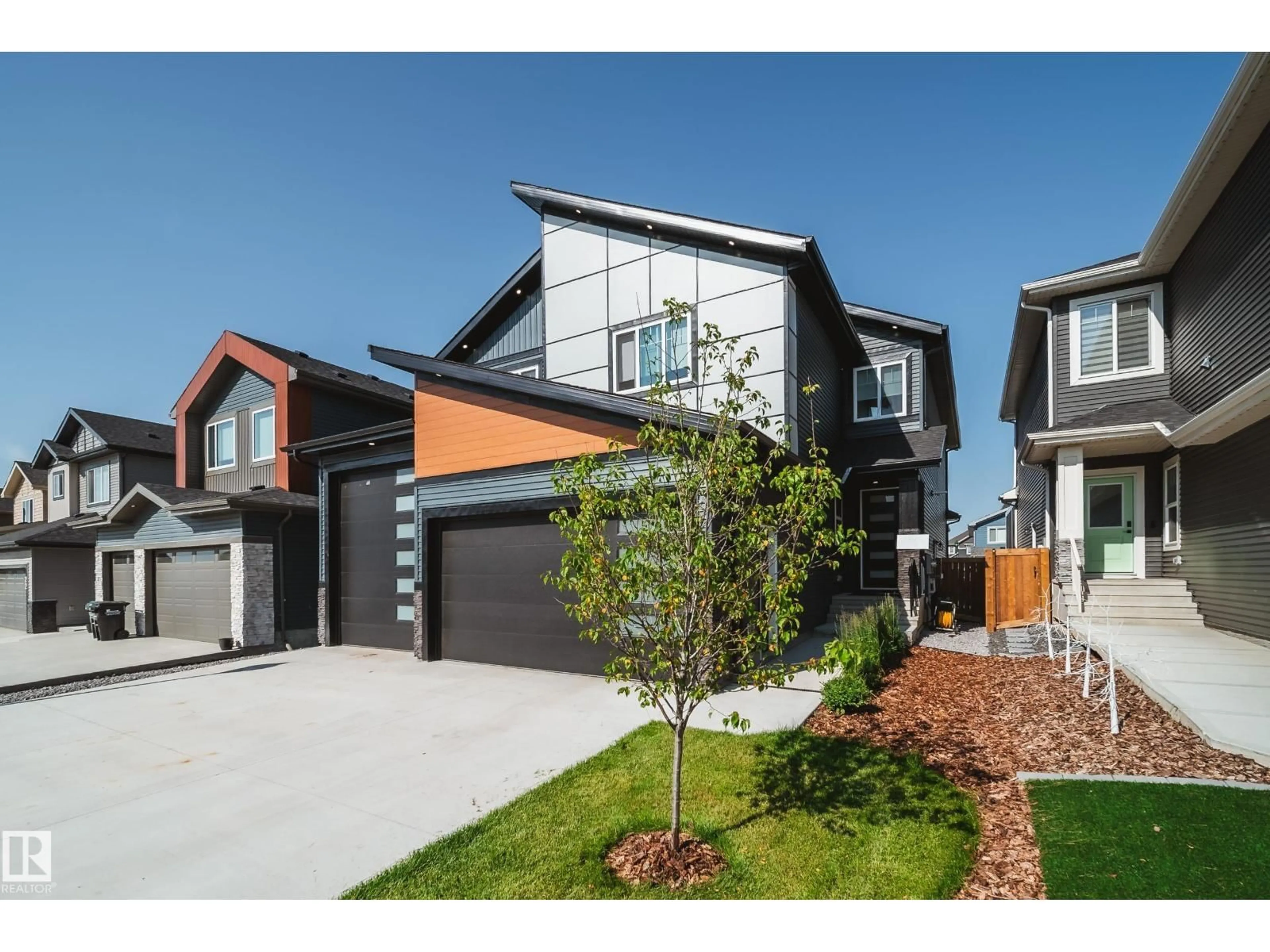 Home with vinyl exterior material, street for 30 BAKER ST, Ardrossan Alberta T8E0B6