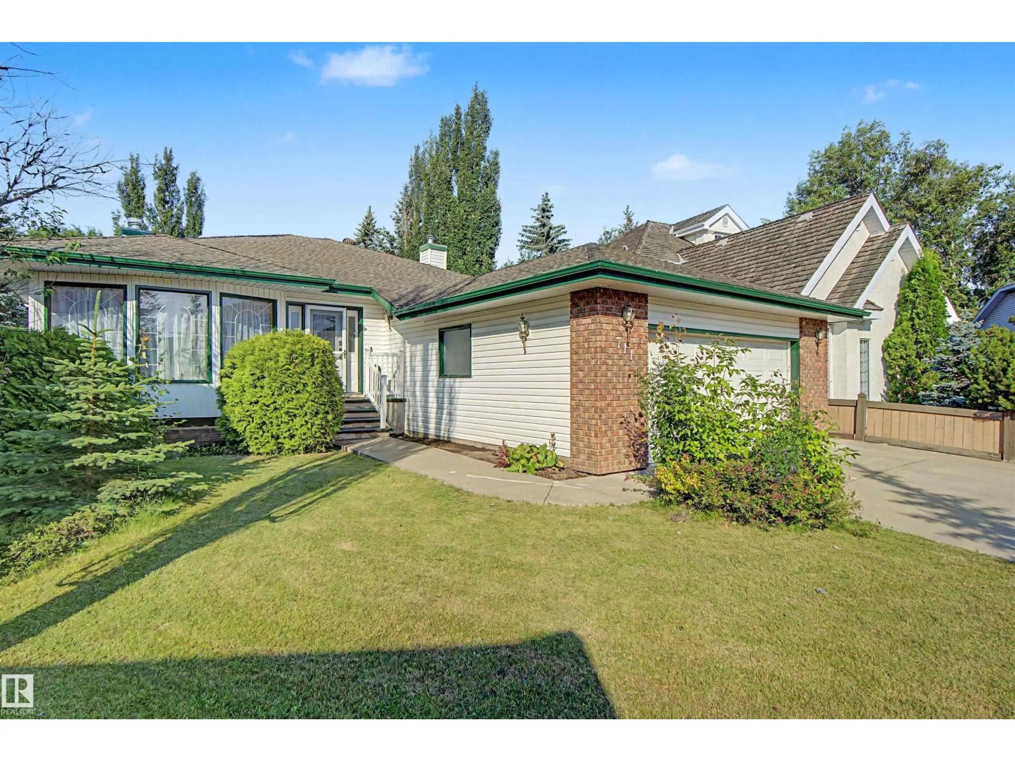 A pic from outside/outdoor area/front of a property/back of a property/a pic from drone, street for 711 BUTTERWORTH DR, Edmonton Alberta T6R1P5