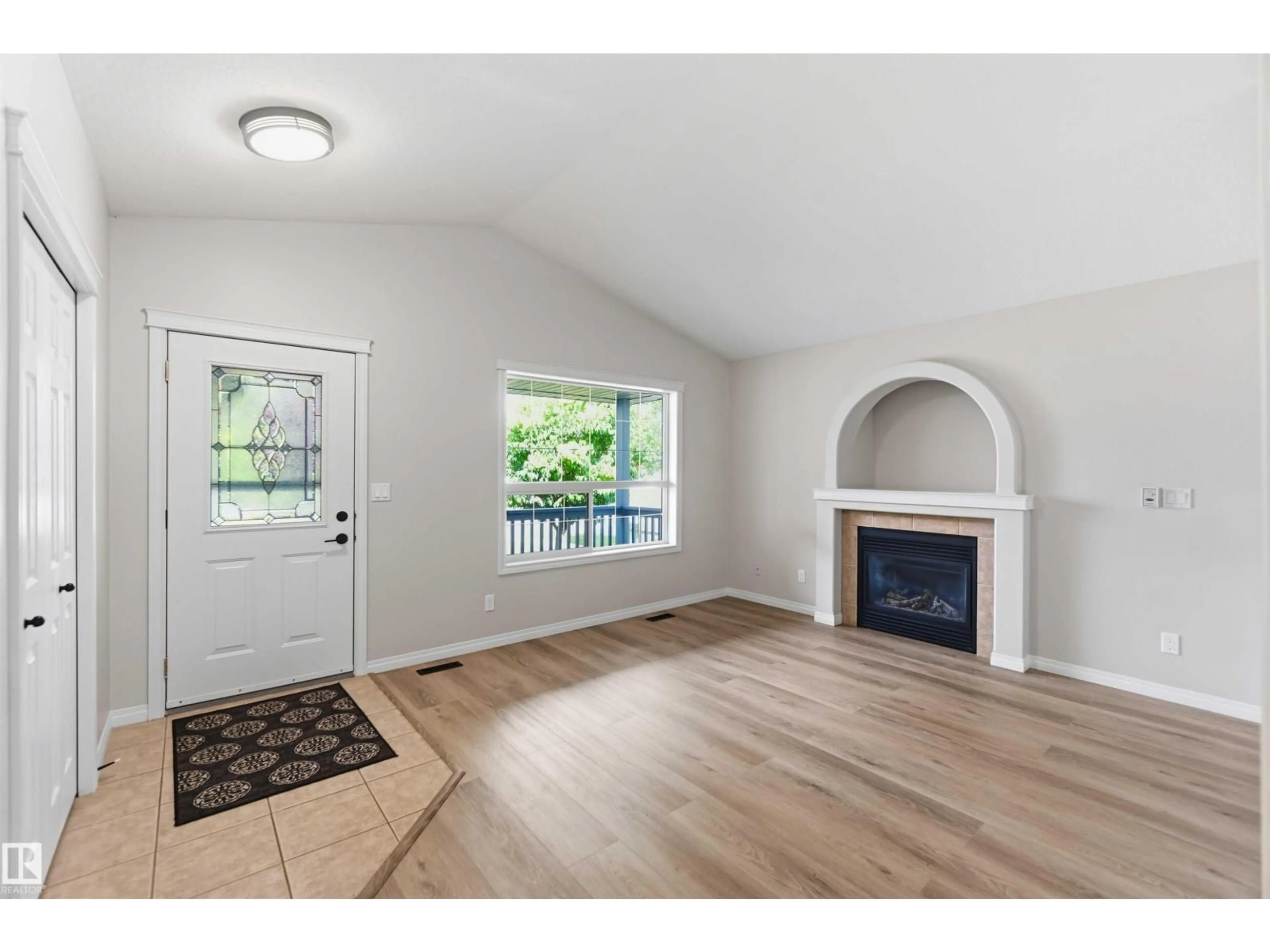Indoor entryway for 38 WILLOW PARK RD, Stony Plain Alberta T7Z2X8