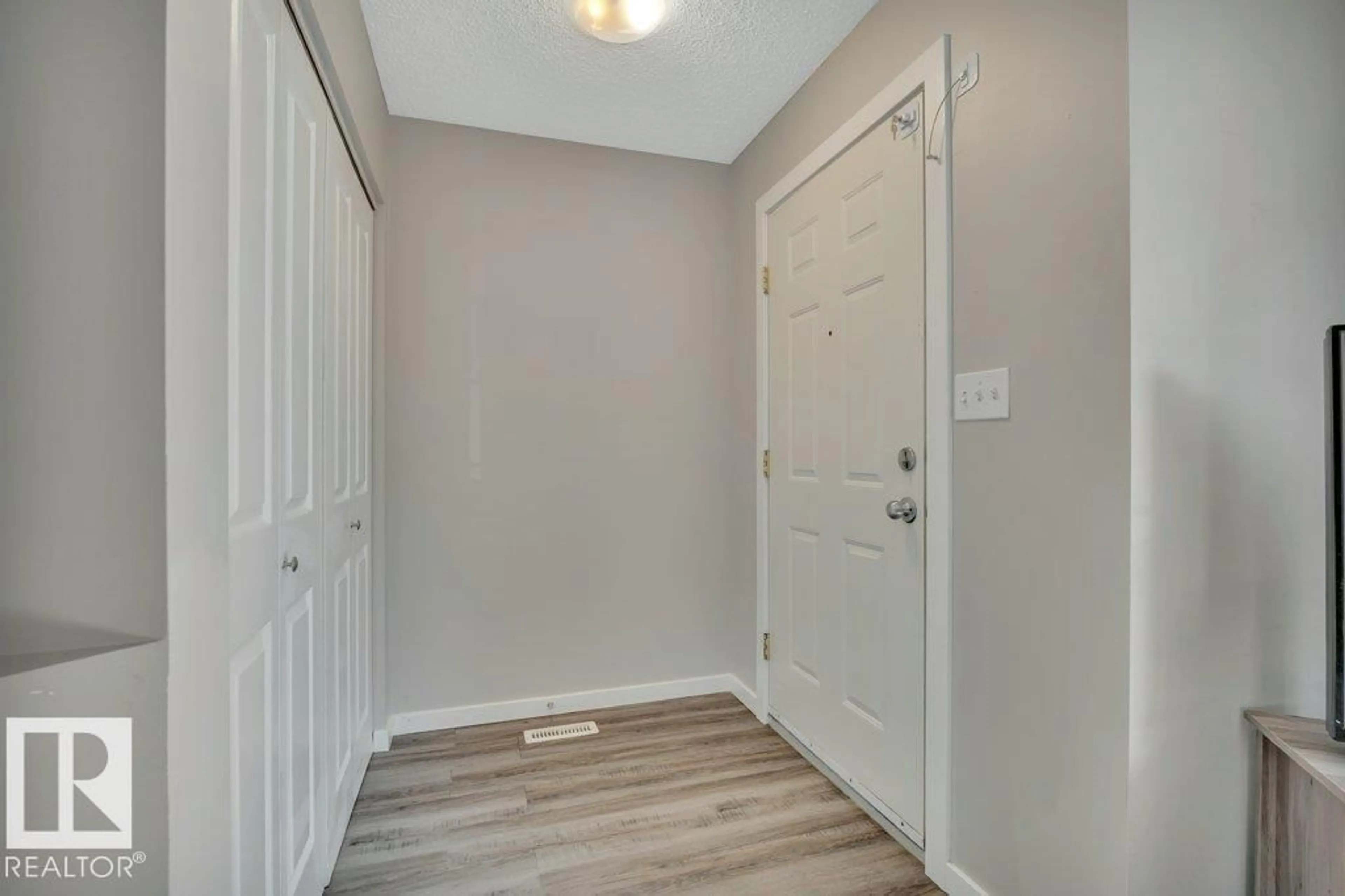 Indoor entryway for 15036 128 ST NW, Edmonton Alberta T6V1E8