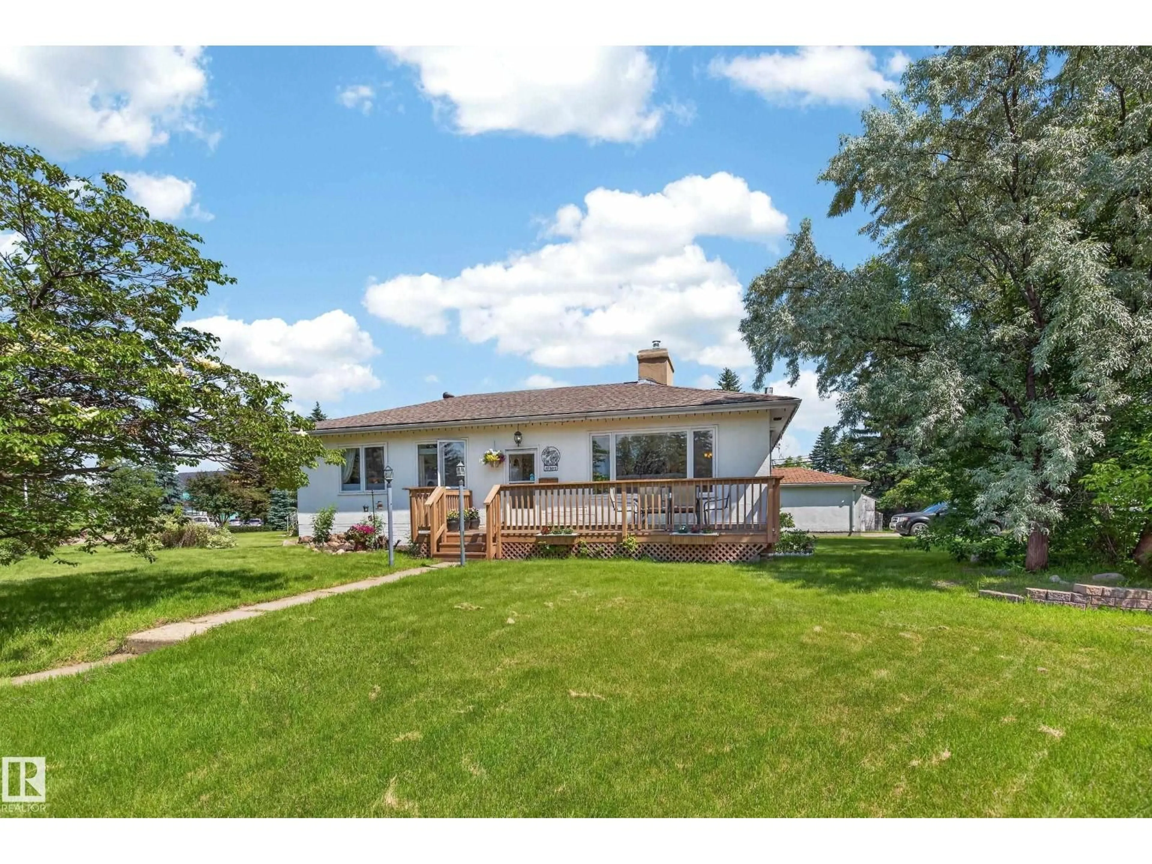 A pic from outside/outdoor area/front of a property/back of a property/a pic from drone, street for 11303 115 ST NW, Edmonton Alberta T5G2V5