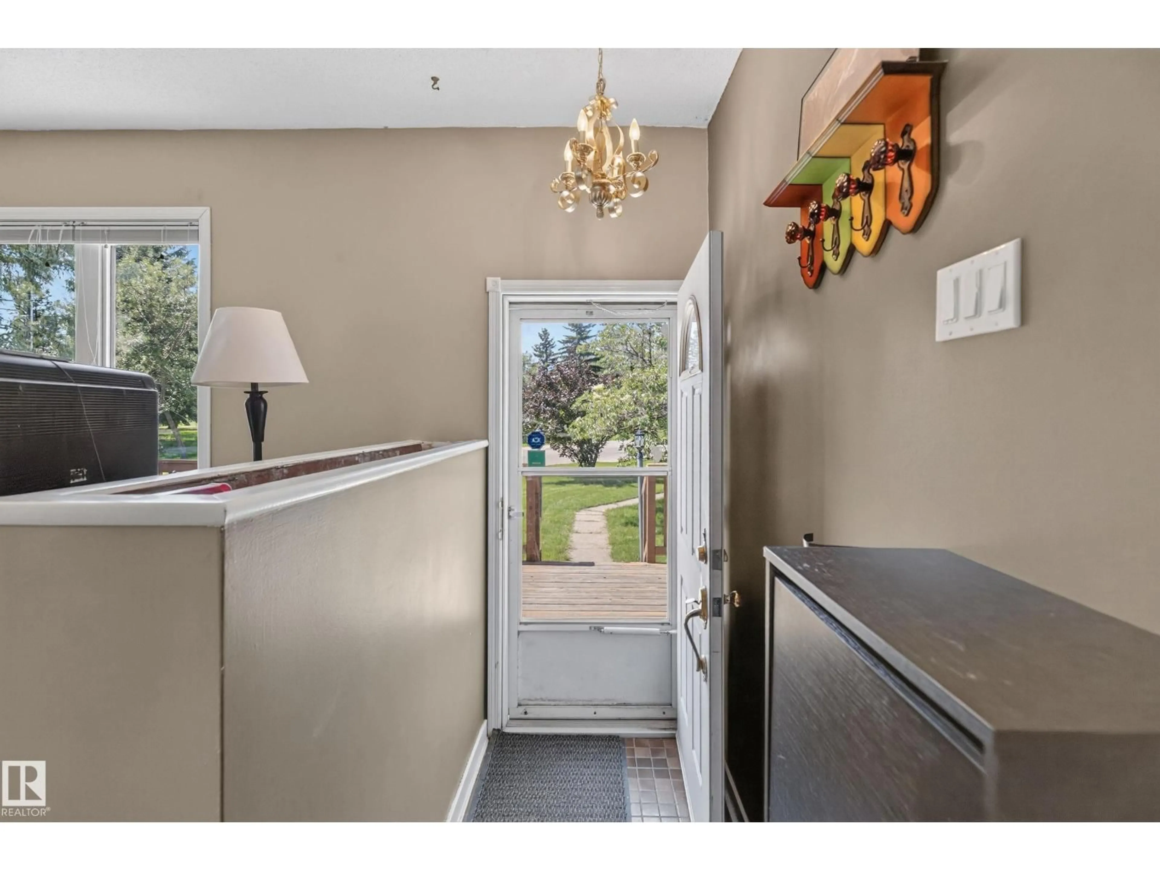 Indoor entryway for 11303 115 ST NW, Edmonton Alberta T5G2V5