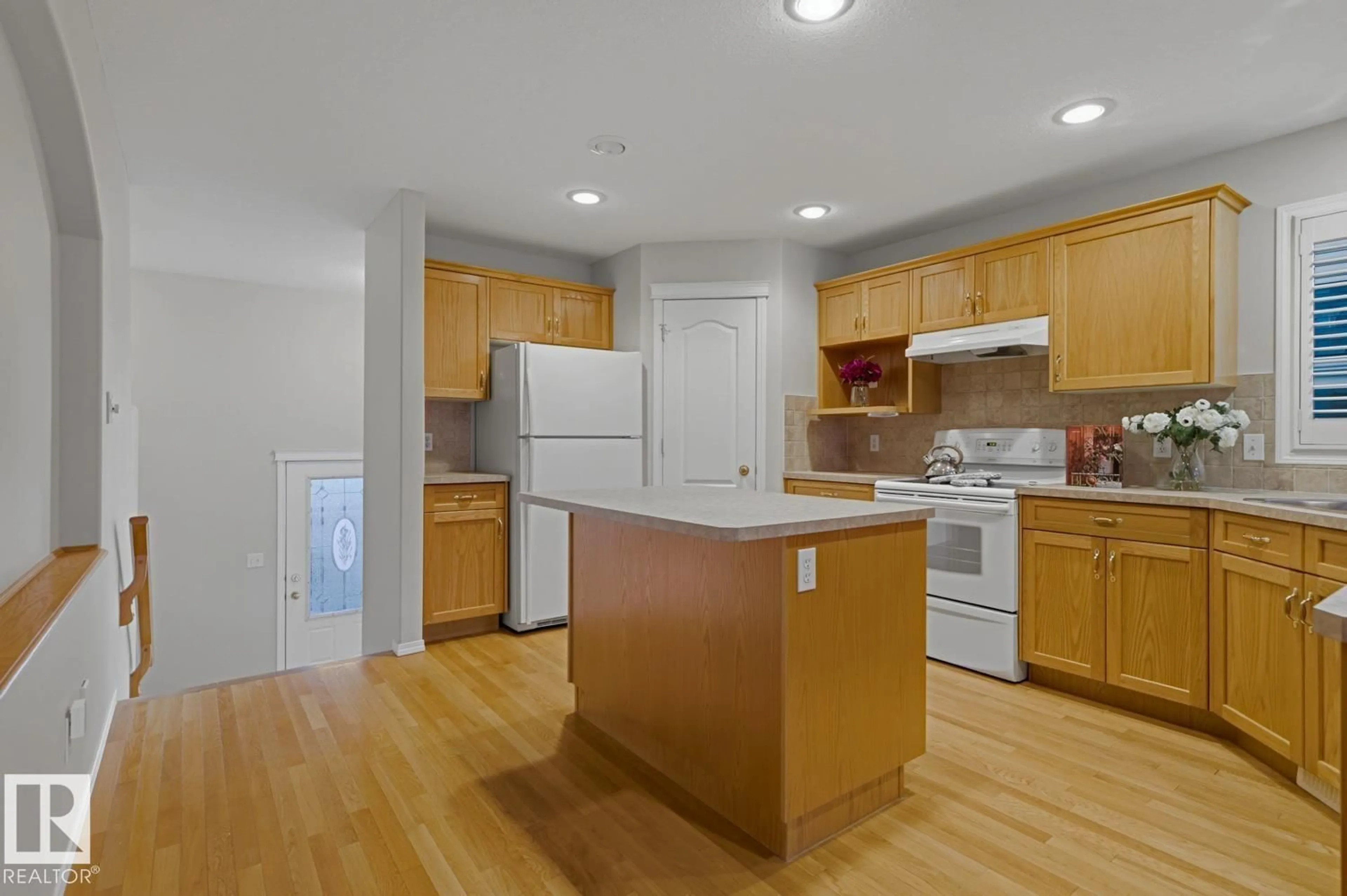 Standard kitchen, wood/laminate floor for 119 CHELSEA WY, Sherwood Park Alberta T8H2K4