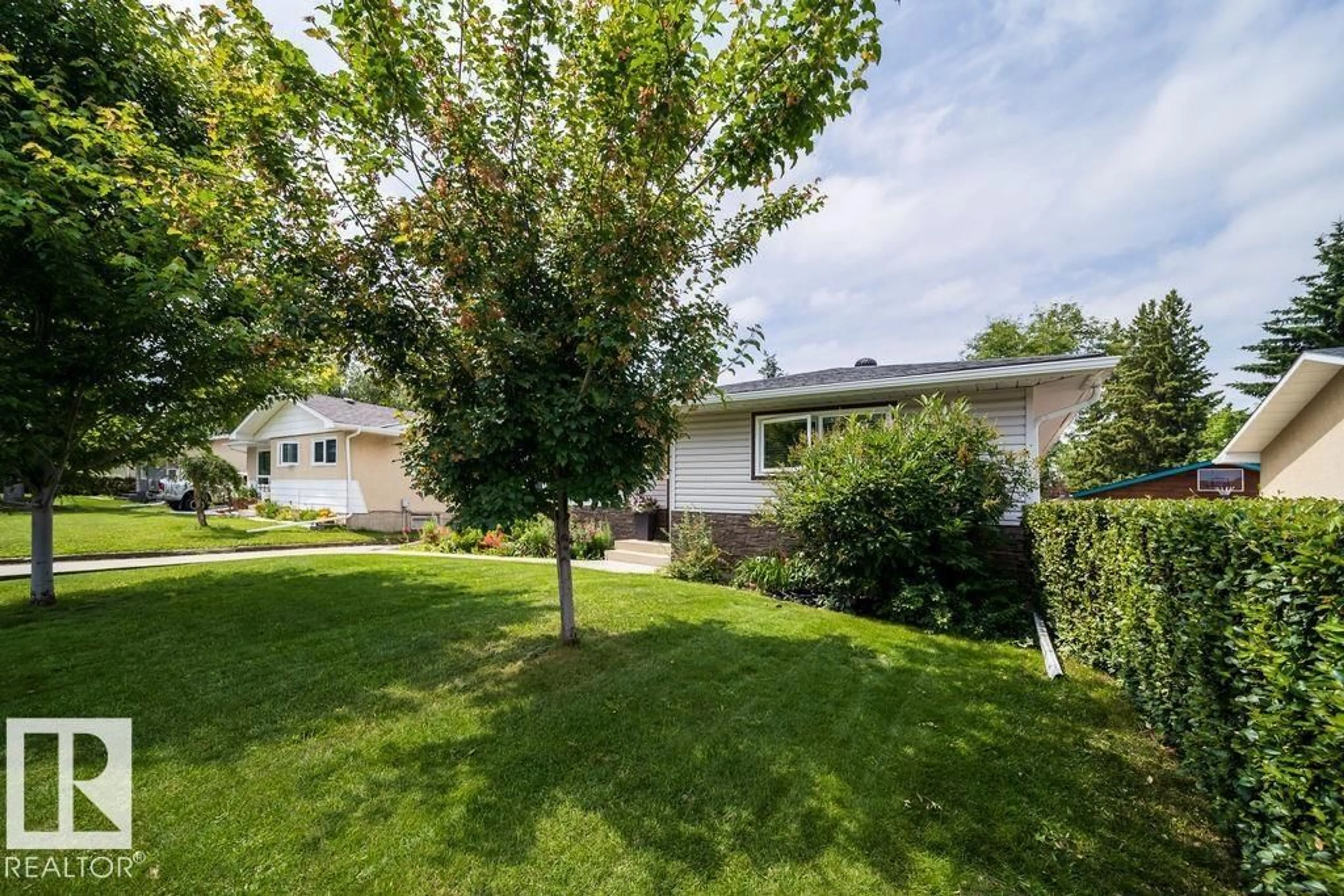 A pic from outside/outdoor area/front of a property/back of a property/a pic from drone, unknown for 34 PEACOCK DR, Sherwood Park Alberta T8A0A8