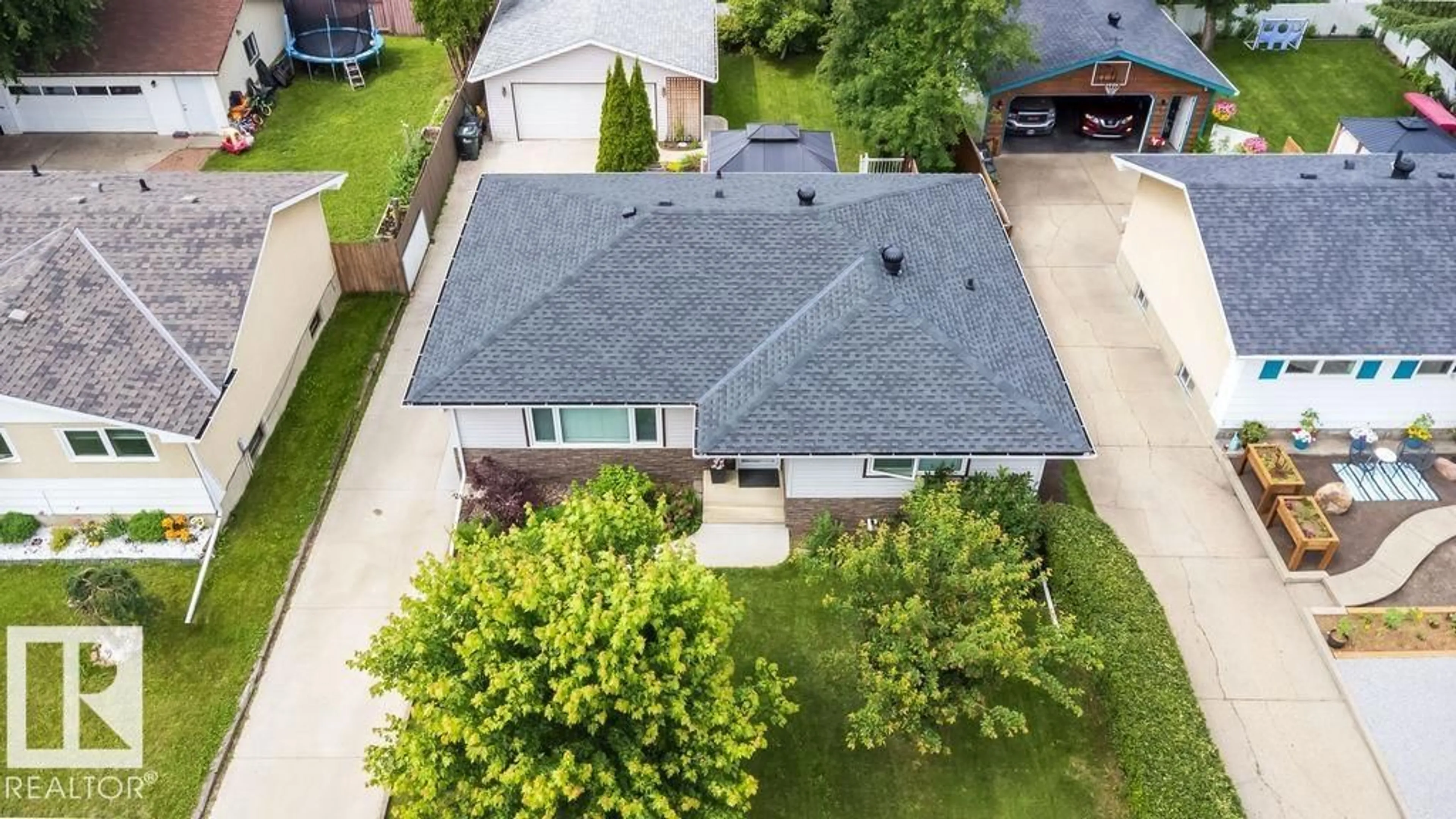 A pic from outside/outdoor area/front of a property/back of a property/a pic from drone, street for 34 PEACOCK DR, Sherwood Park Alberta T8A0A8
