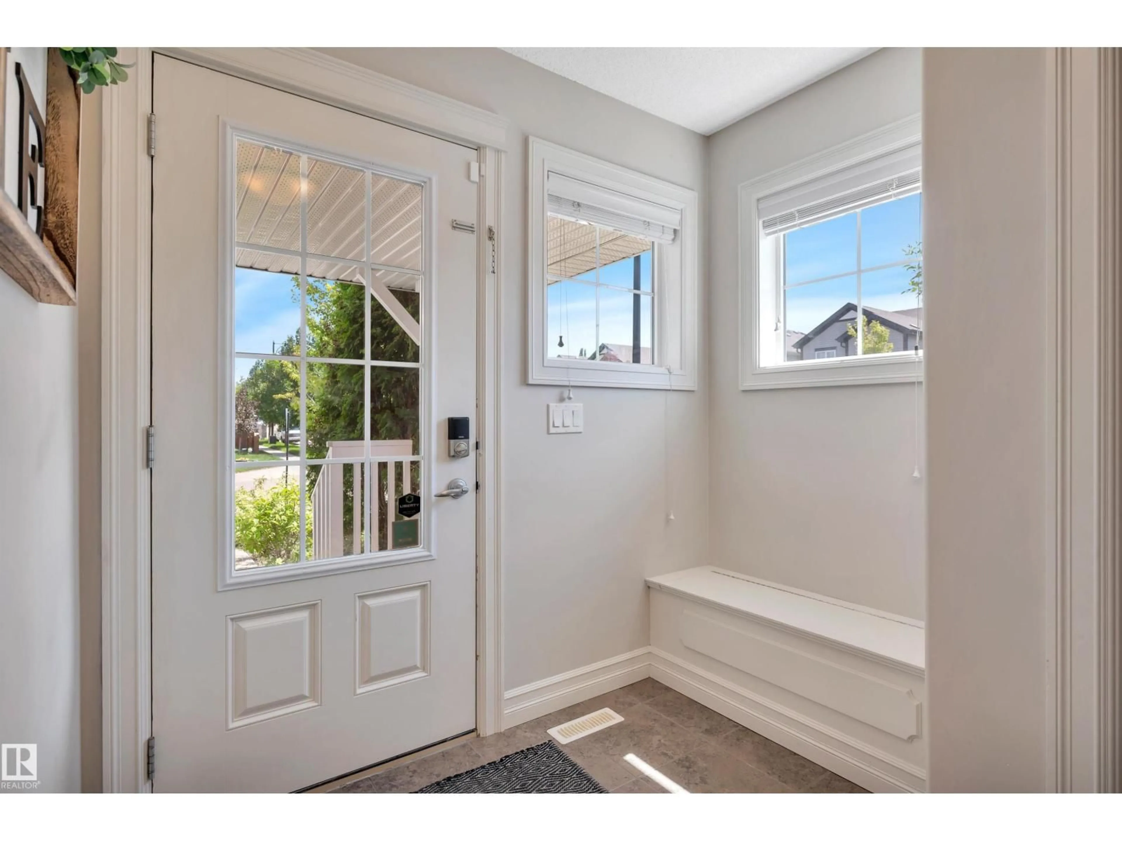 Indoor entryway for 1740 59 ST, Edmonton Alberta T6X0W5