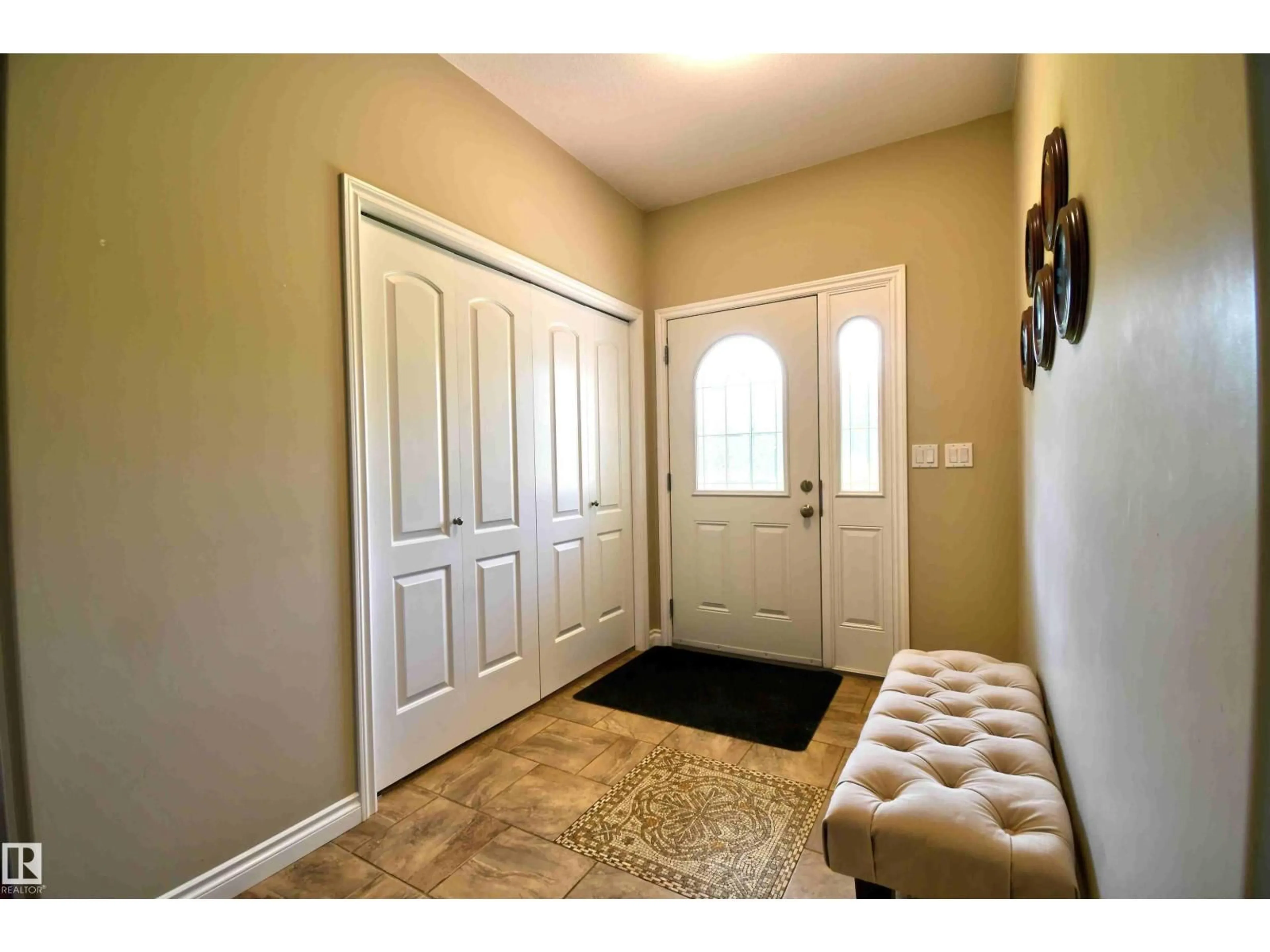 Indoor entryway for 55427 RR 93, Rural St. Paul County Alberta T0A3A0