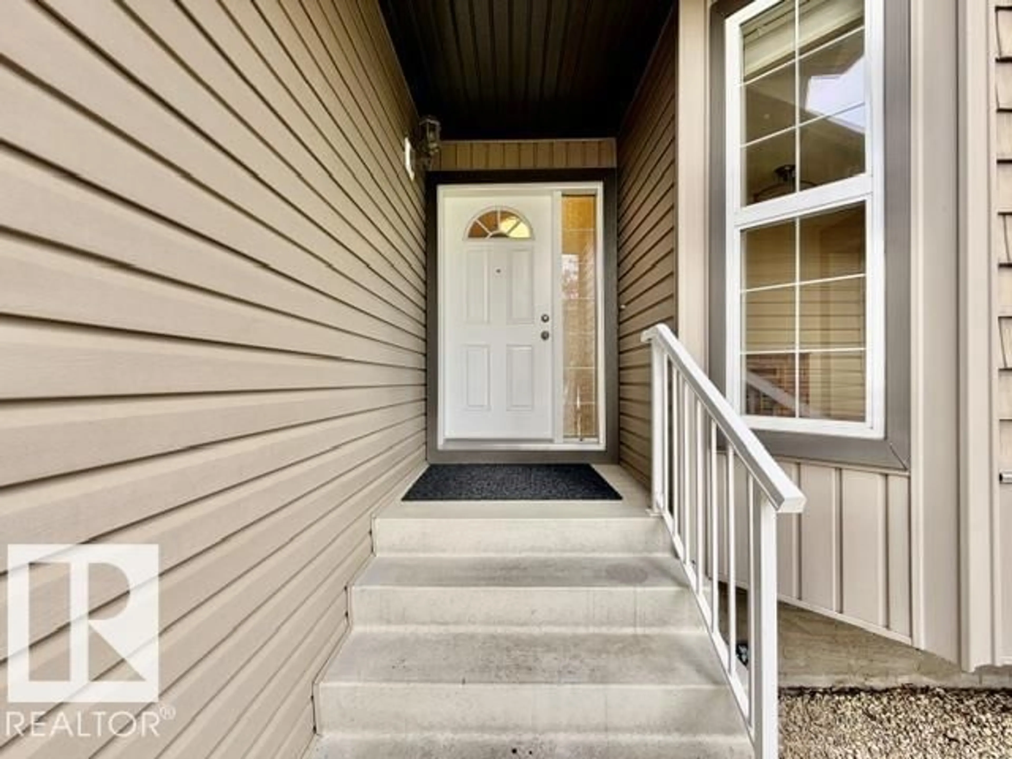 Indoor entryway for 18 NORDAL CL, Wetaskiwin Alberta T9A0P1