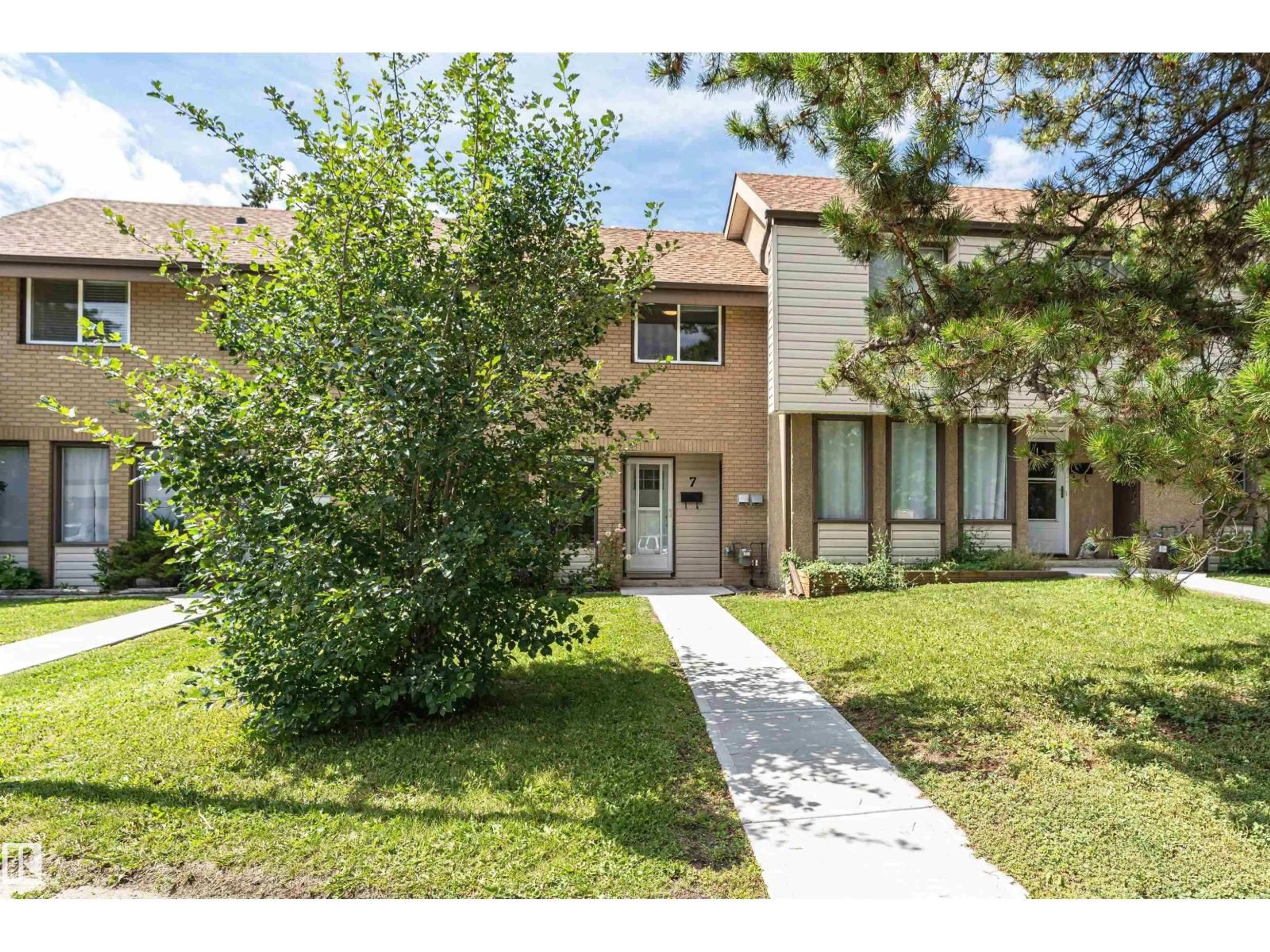 A pic from outside/outdoor area/front of a property/back of a property/a pic from drone, street for 7 GRANDIN VG, St. Albert Alberta T8N1R9