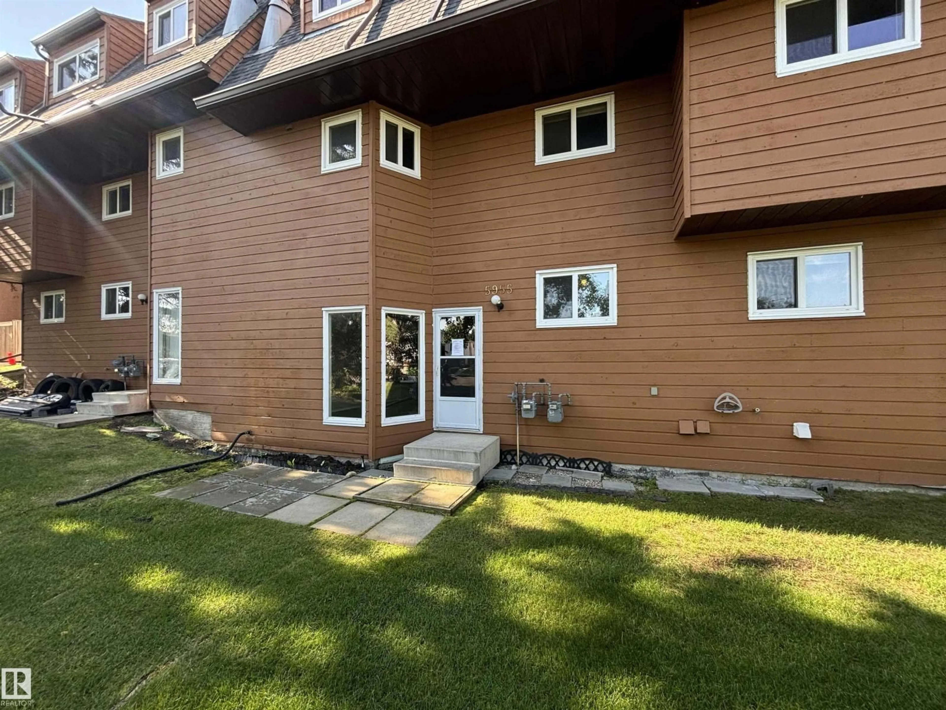 Patio, street for 5955 40 AV, Edmonton Alberta T6L3P6