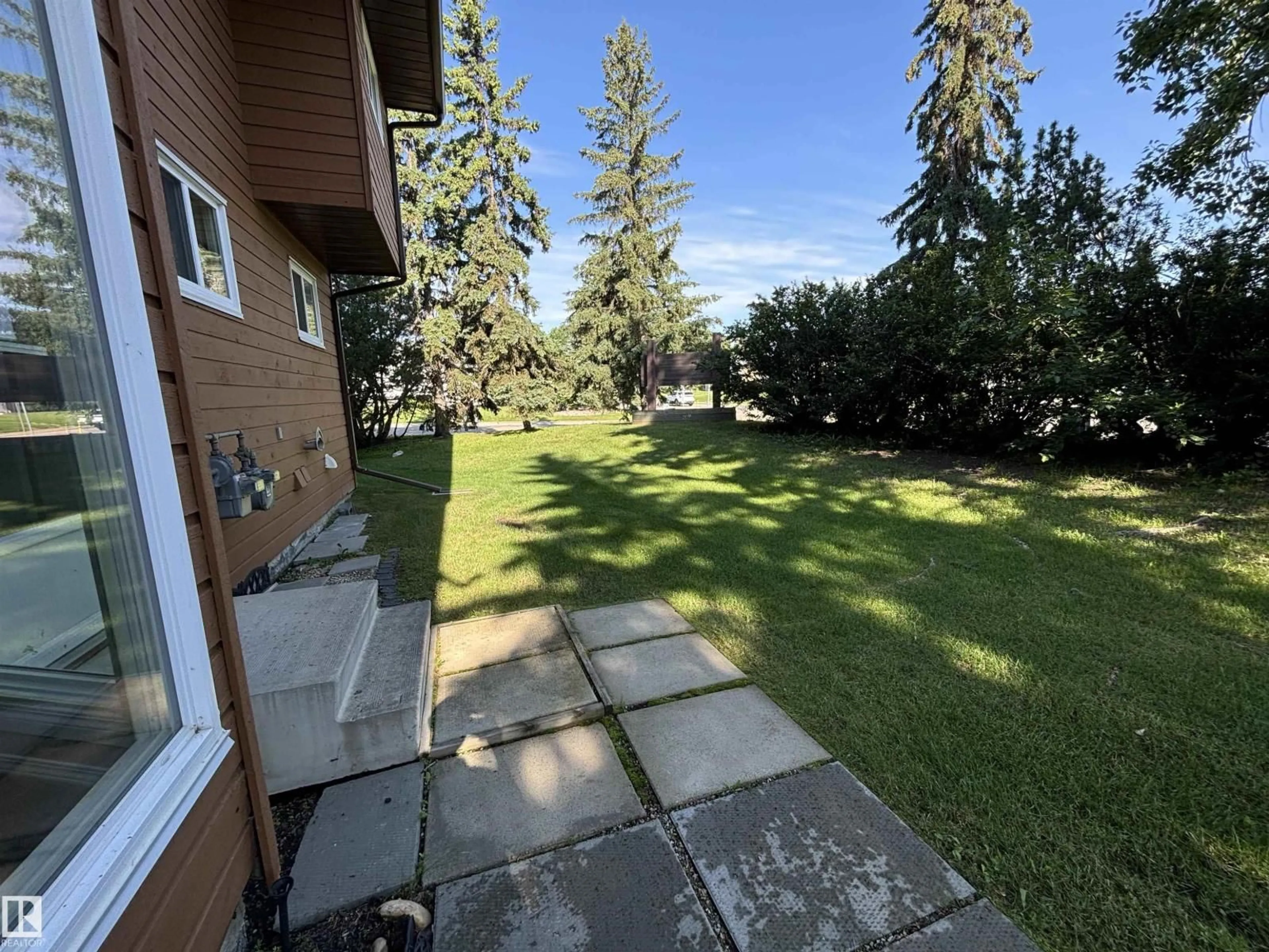 A pic from outside/outdoor area/front of a property/back of a property/a pic from drone, unknown for 5955 40 AV, Edmonton Alberta T6L3P6