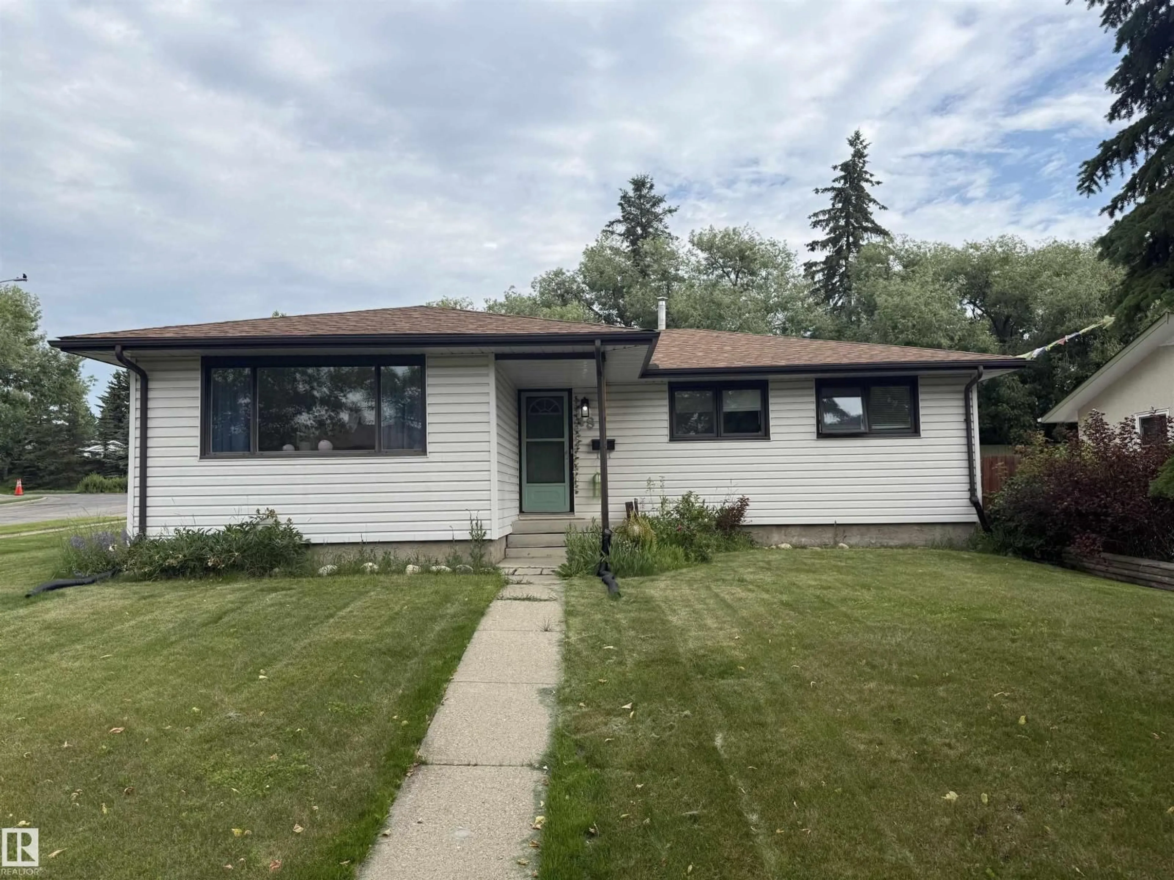 Home with vinyl exterior material, street for 48 ASPEN CR, St. Albert Alberta T8N2L8