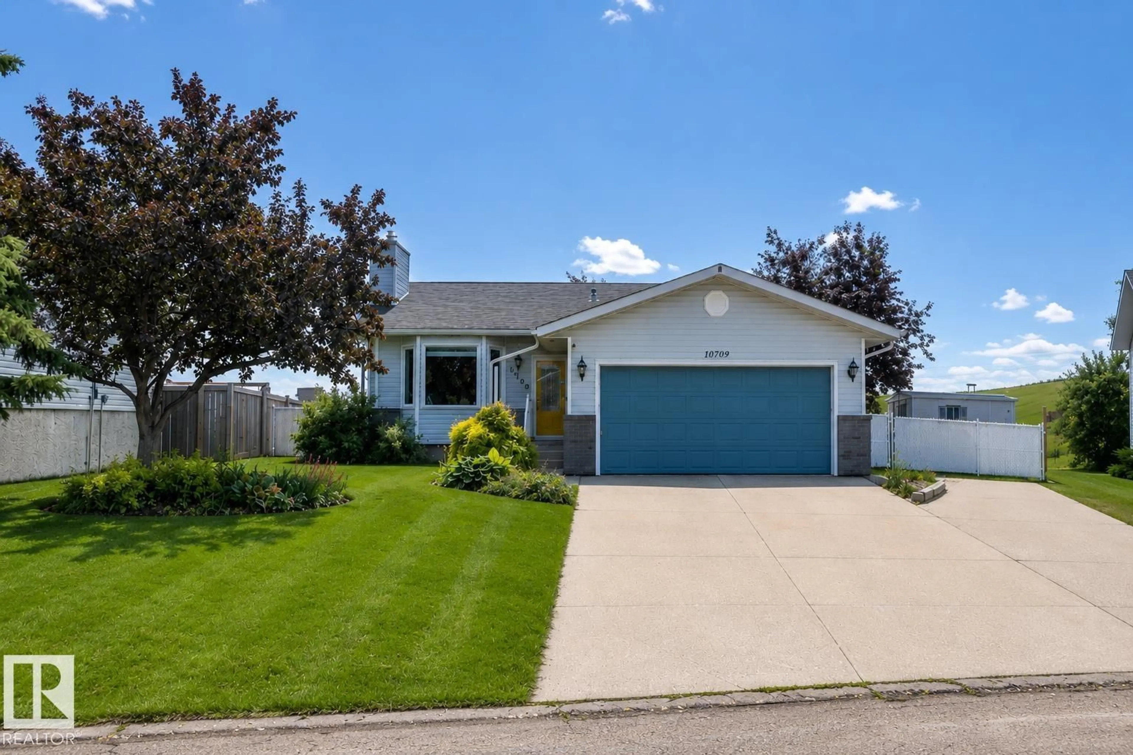 Home with vinyl exterior material, street for 10709 95 AV, Morinville Alberta T8R1E3