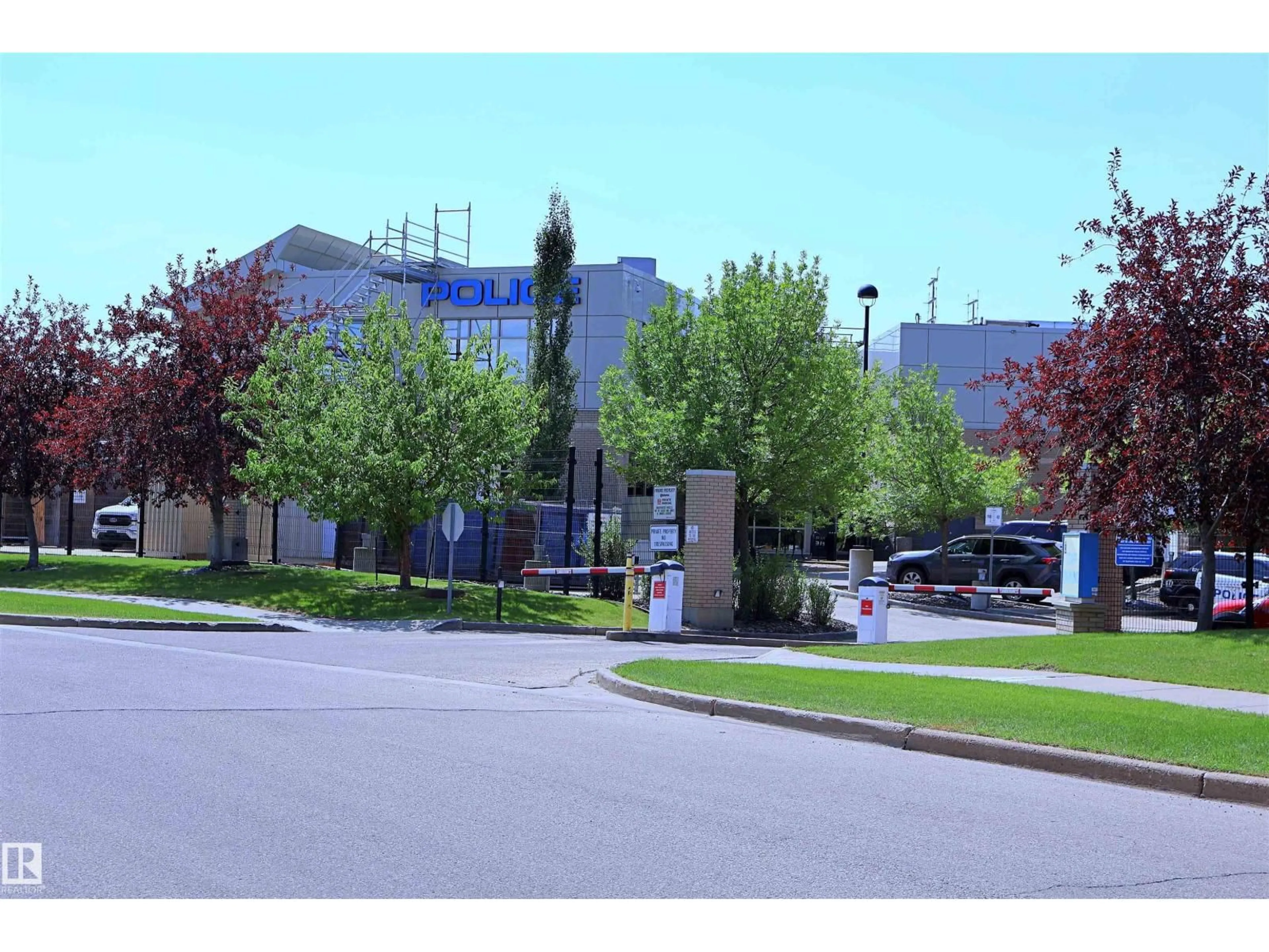 Indoor foyer for 140 - 6 YOUVILLE DRIVE NW, Edmonton Alberta T5J5E8