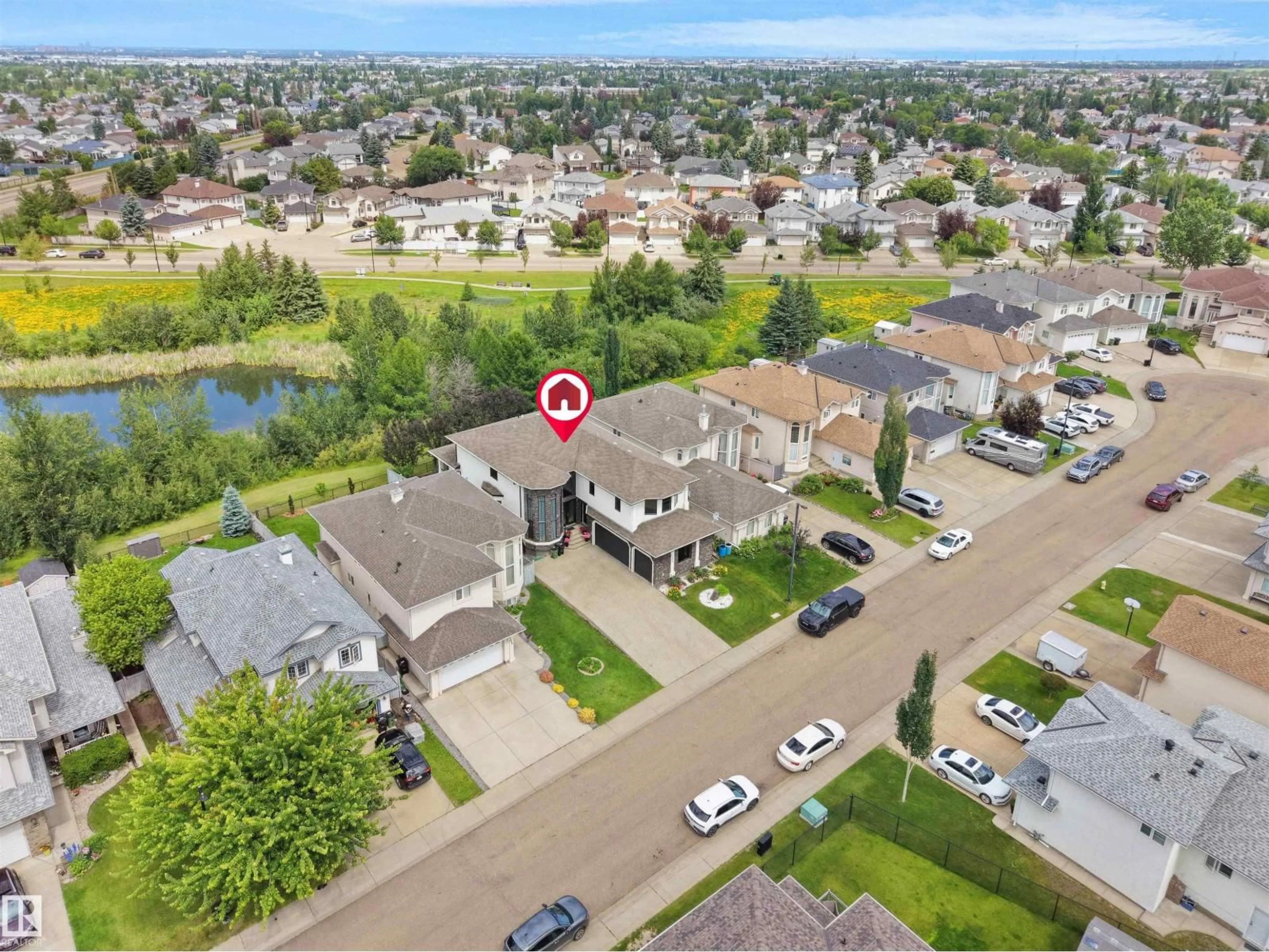A pic from outside/outdoor area/front of a property/back of a property/a pic from drone, street for 3136 35 AV, Edmonton Alberta T6T1T7