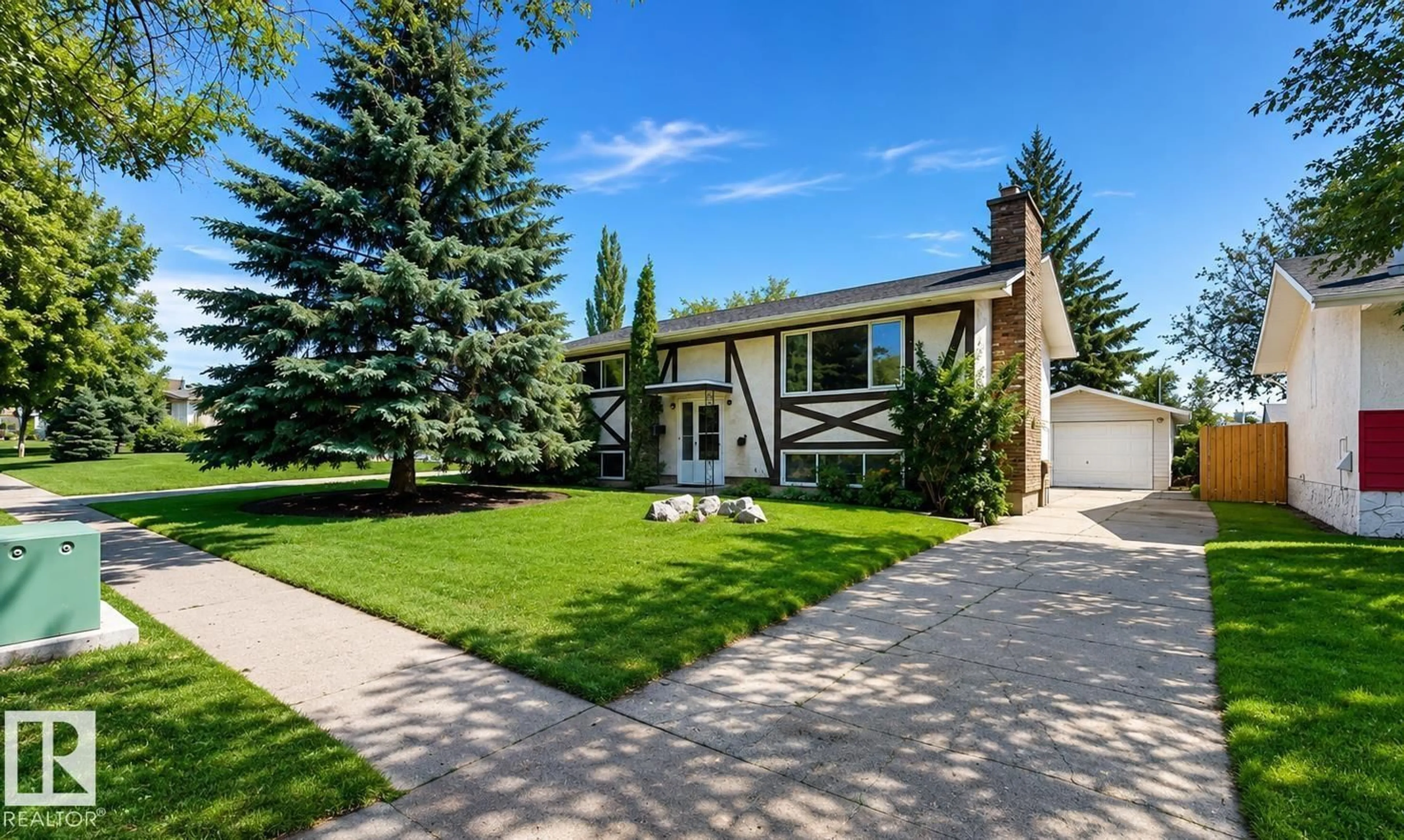 Home with vinyl exterior material, street for 5 MARCHAND PL, St. Albert Alberta T8N1L7