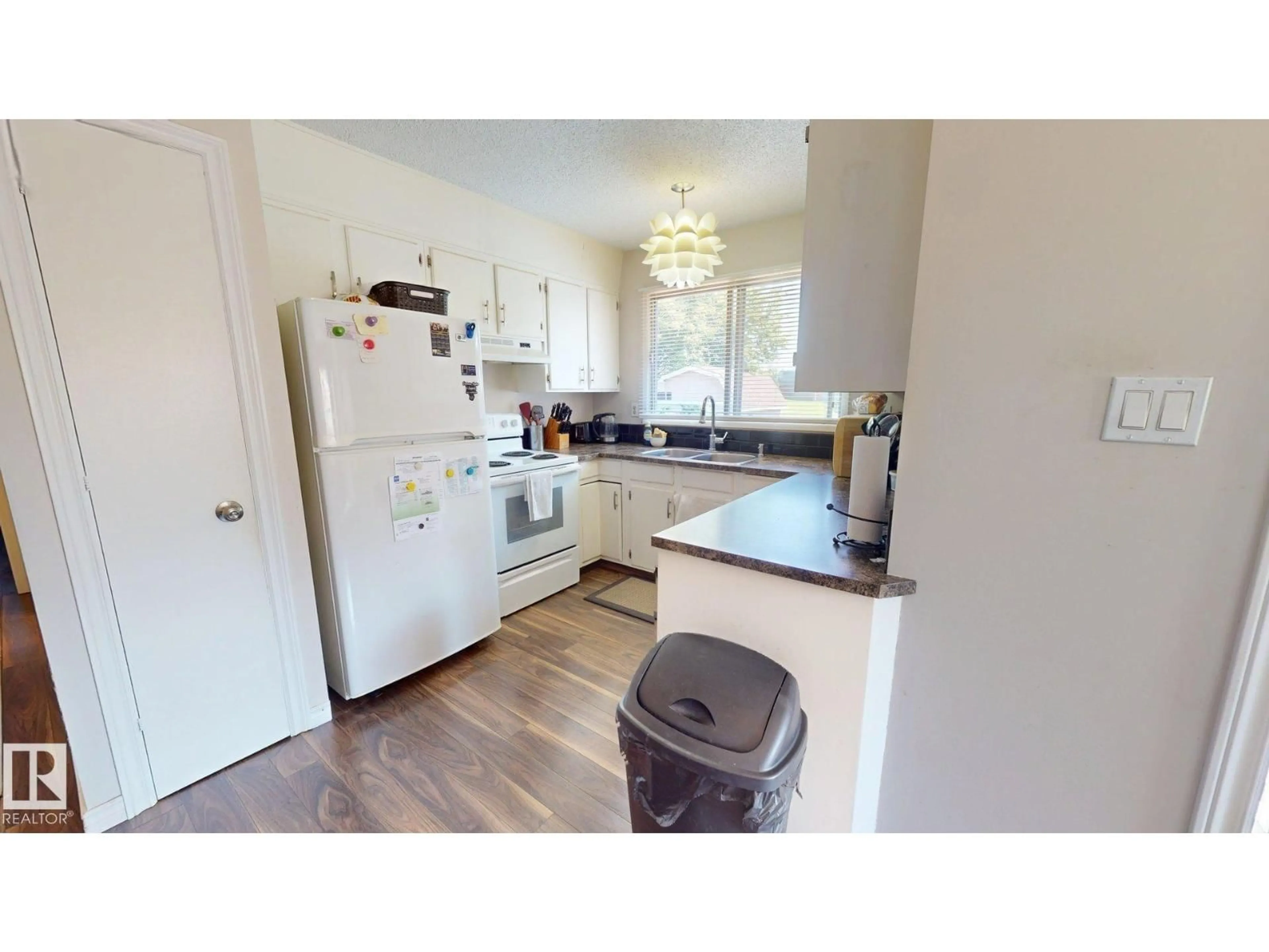 Standard kitchen, unknown for 5 MARCHAND PL, St. Albert Alberta T8N1L7