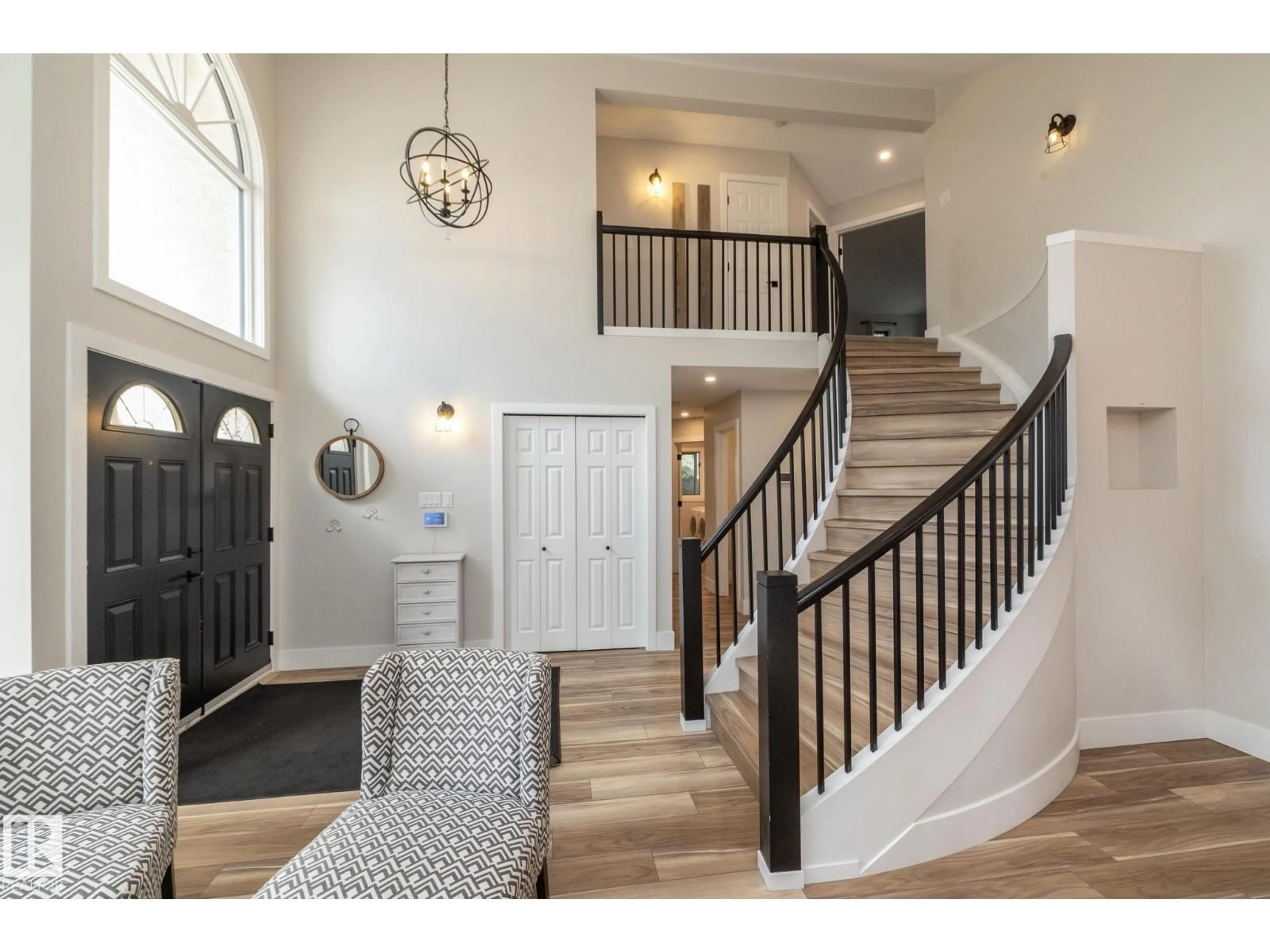 Indoor entryway for 808 HEPBURN AV, Edmonton Alberta T6R1S8