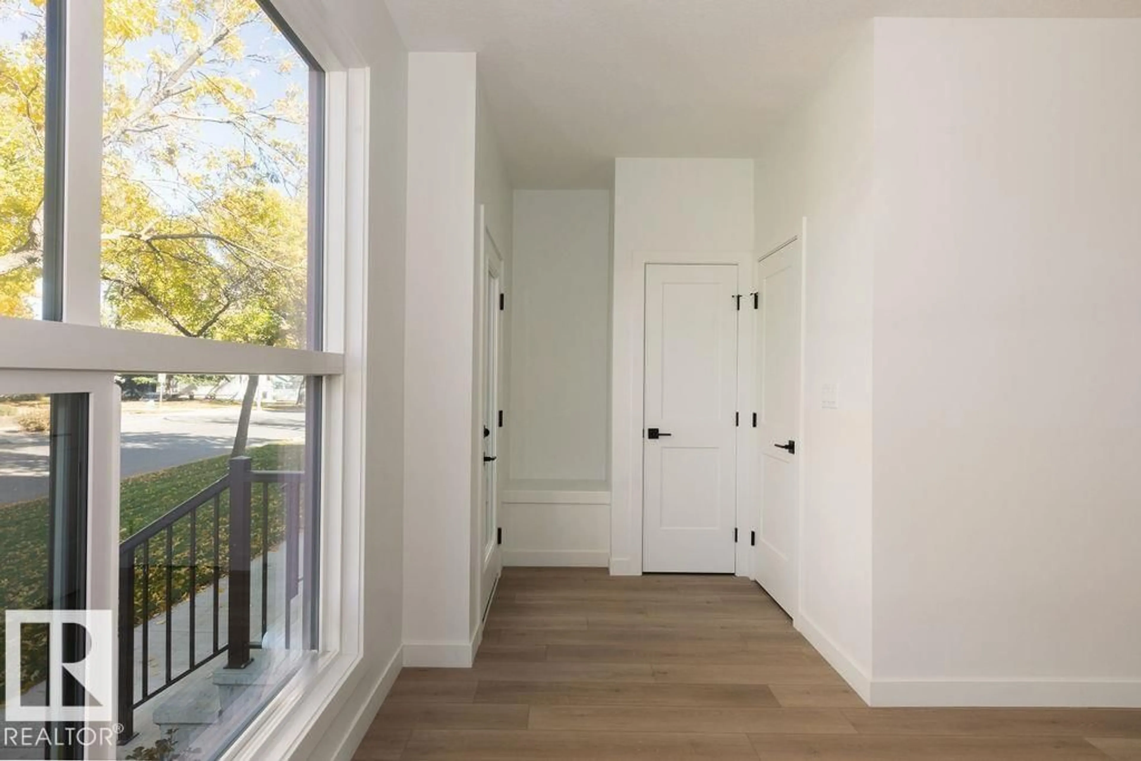 Indoor entryway for 10546 72 AV, Edmonton Alberta T6E4T8
