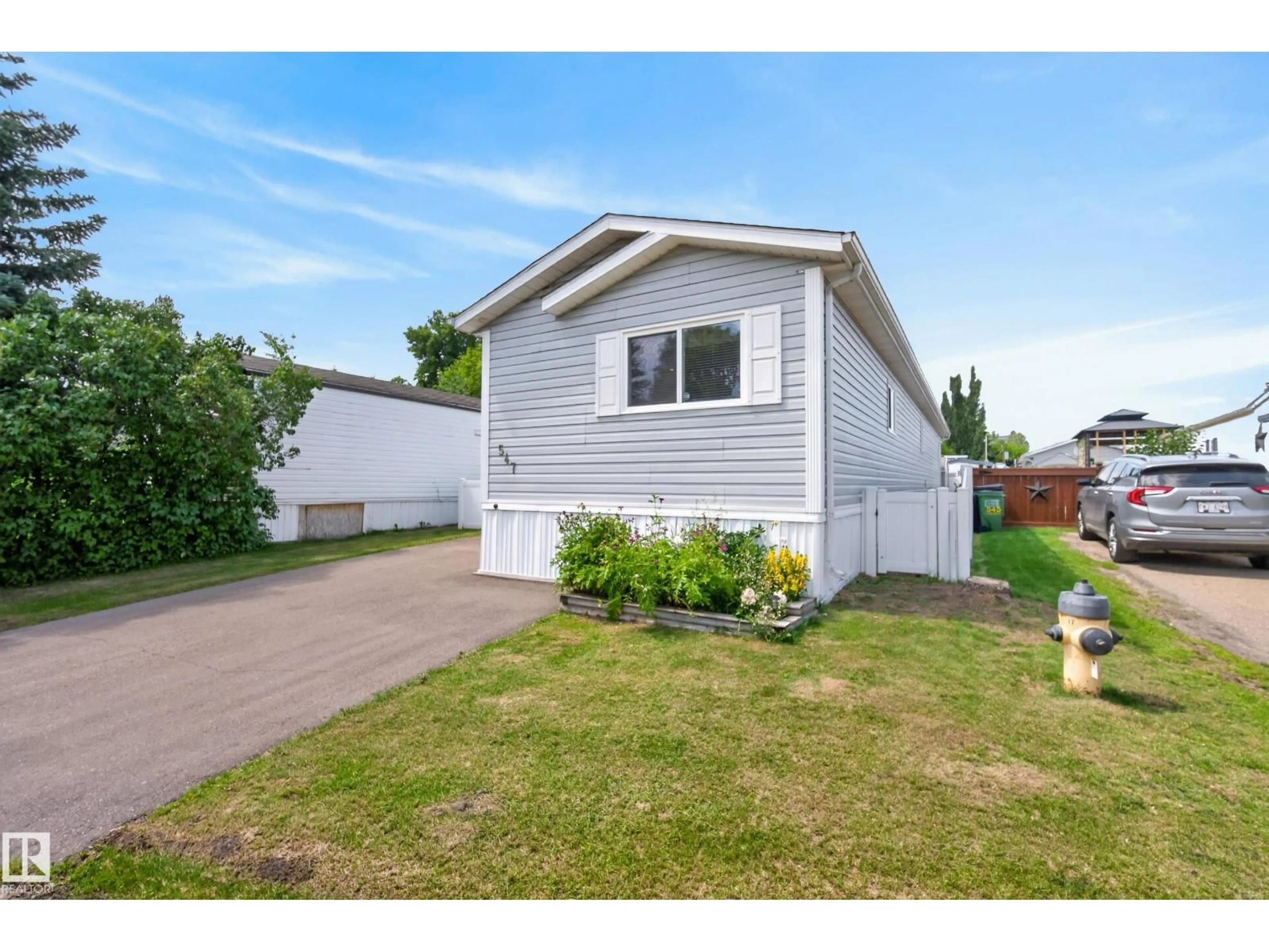 Home with vinyl exterior material, street for 547 EVERGREEN PARK NW, Edmonton Alberta T5Y4M2