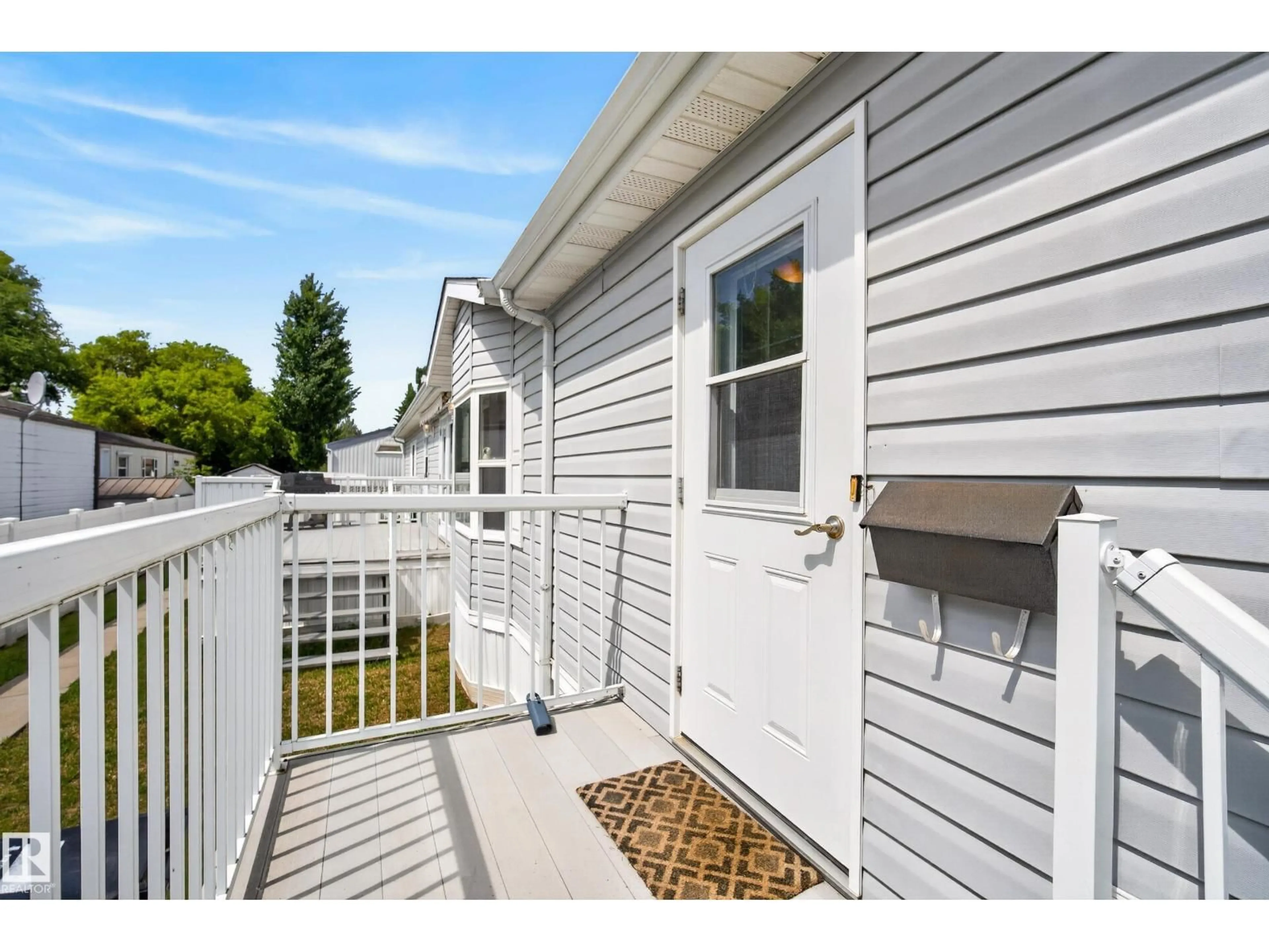 Home with vinyl exterior material, street for 547 EVERGREEN PARK NW, Edmonton Alberta T5Y4M2