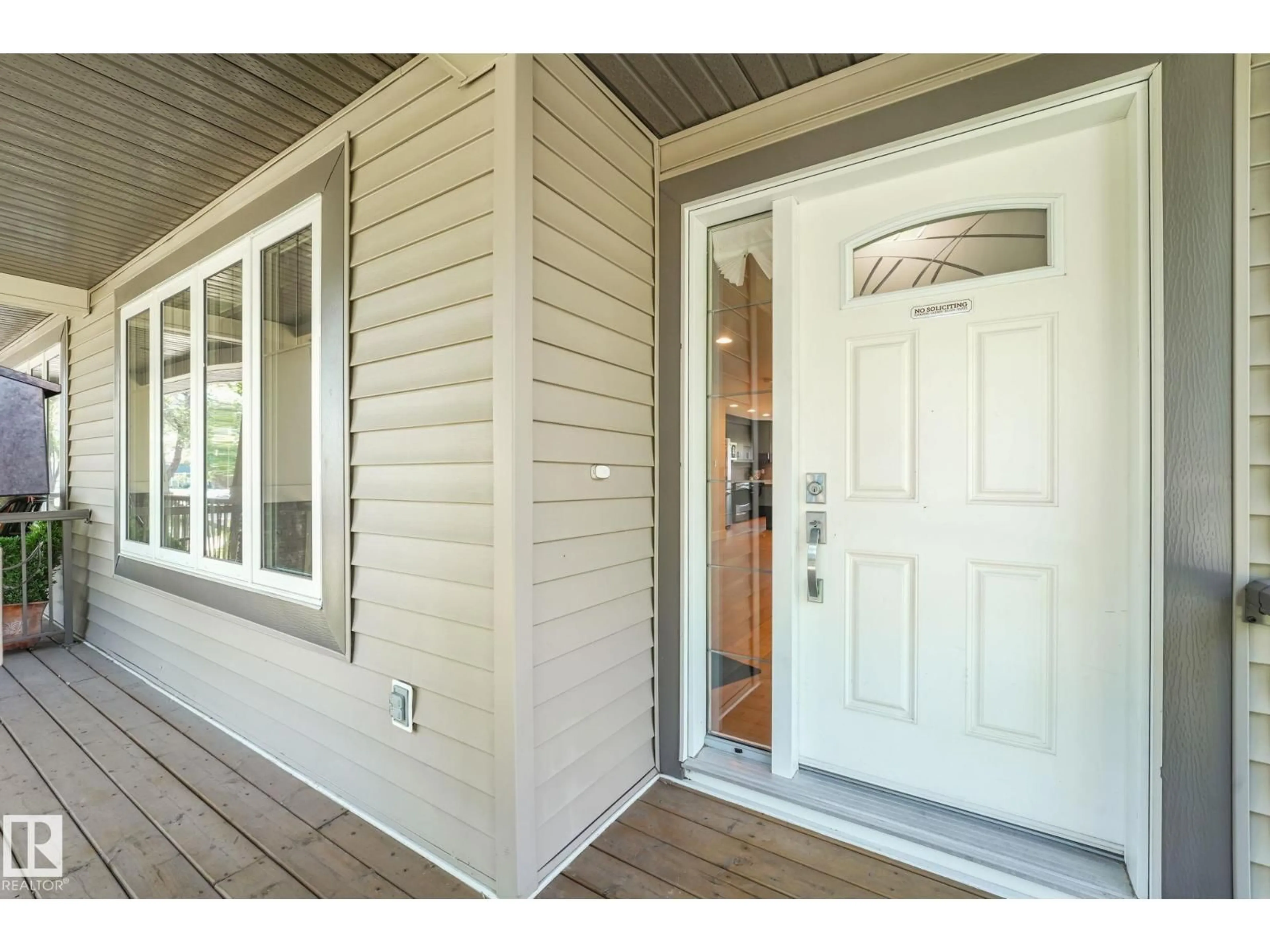 Indoor entryway for 10433 70 AV, Edmonton Alberta T6H2E7