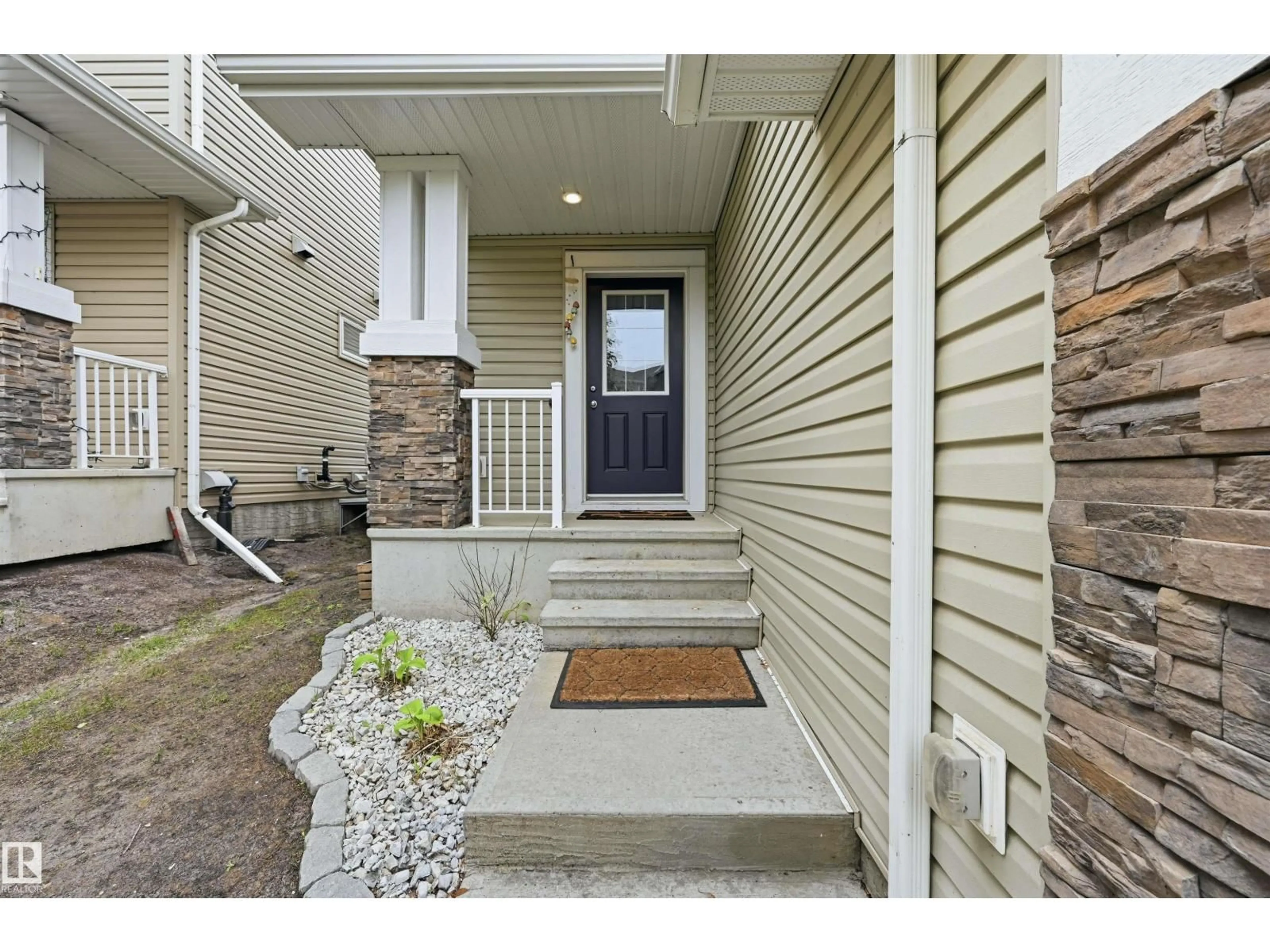 Indoor entryway for #11 - 5317 3 AV SW, Edmonton Alberta T6X0W7