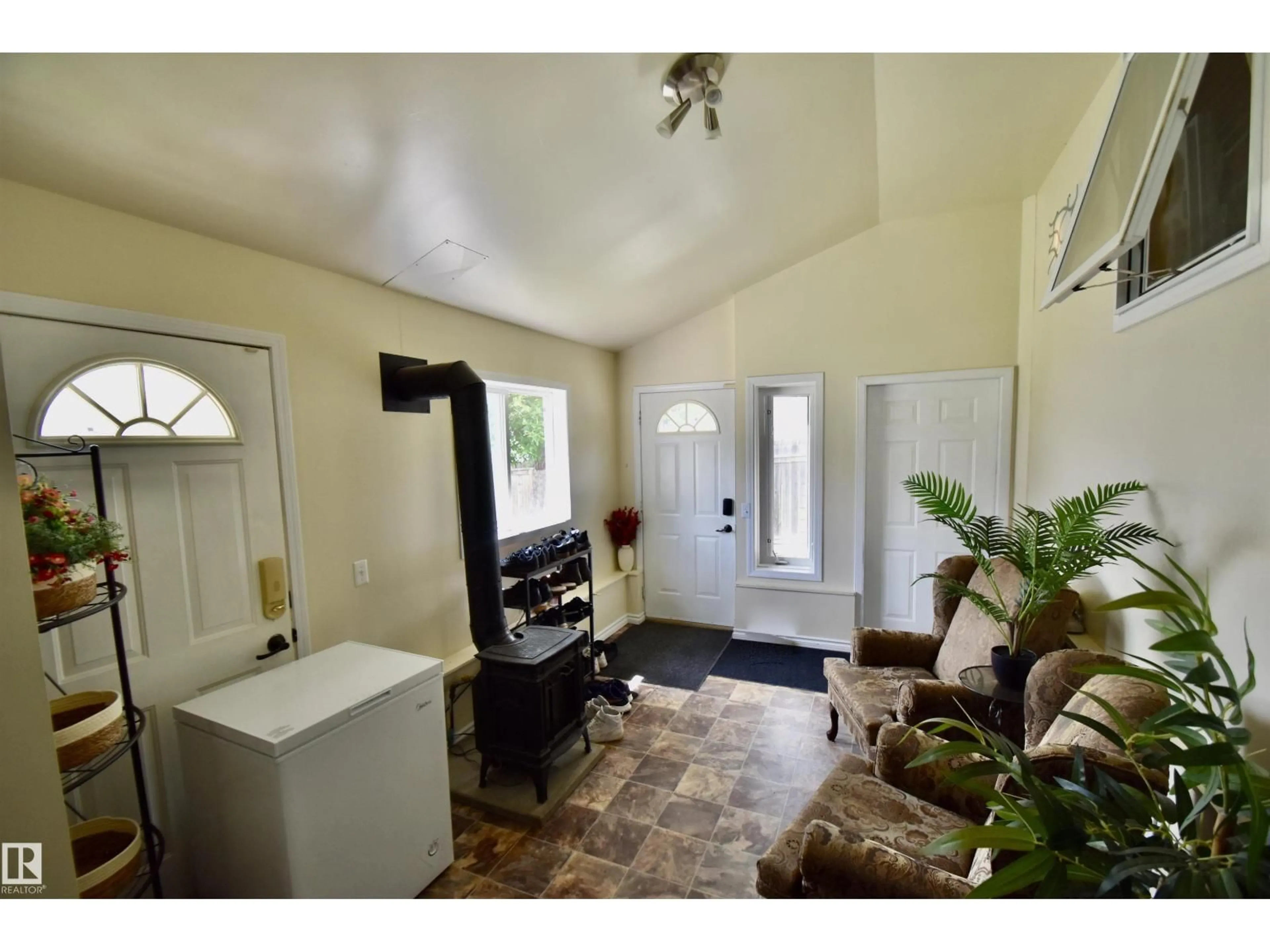 Indoor entryway for 4629 47 AV, St. Paul Town Alberta T0A3A3