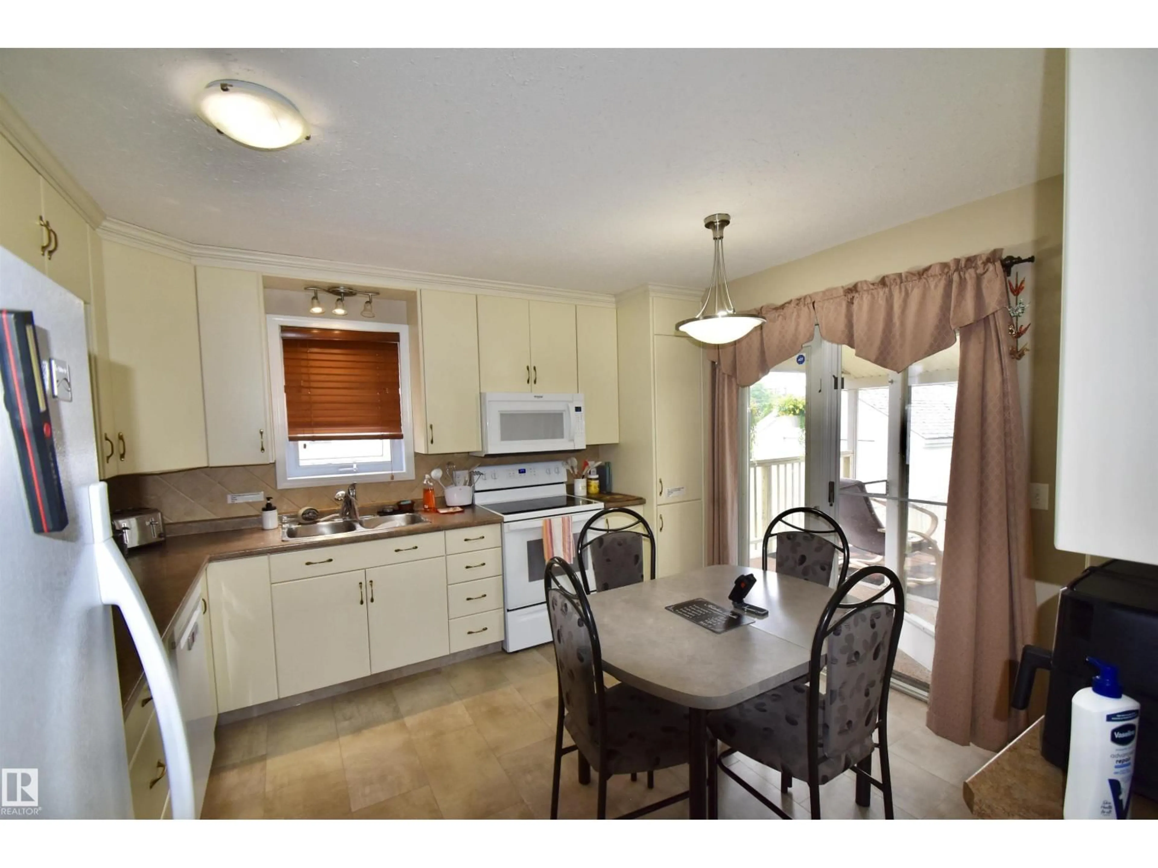 Open concept kitchen, ceramic/tile floor for 4629 47 AV, St. Paul Town Alberta T0A3A3