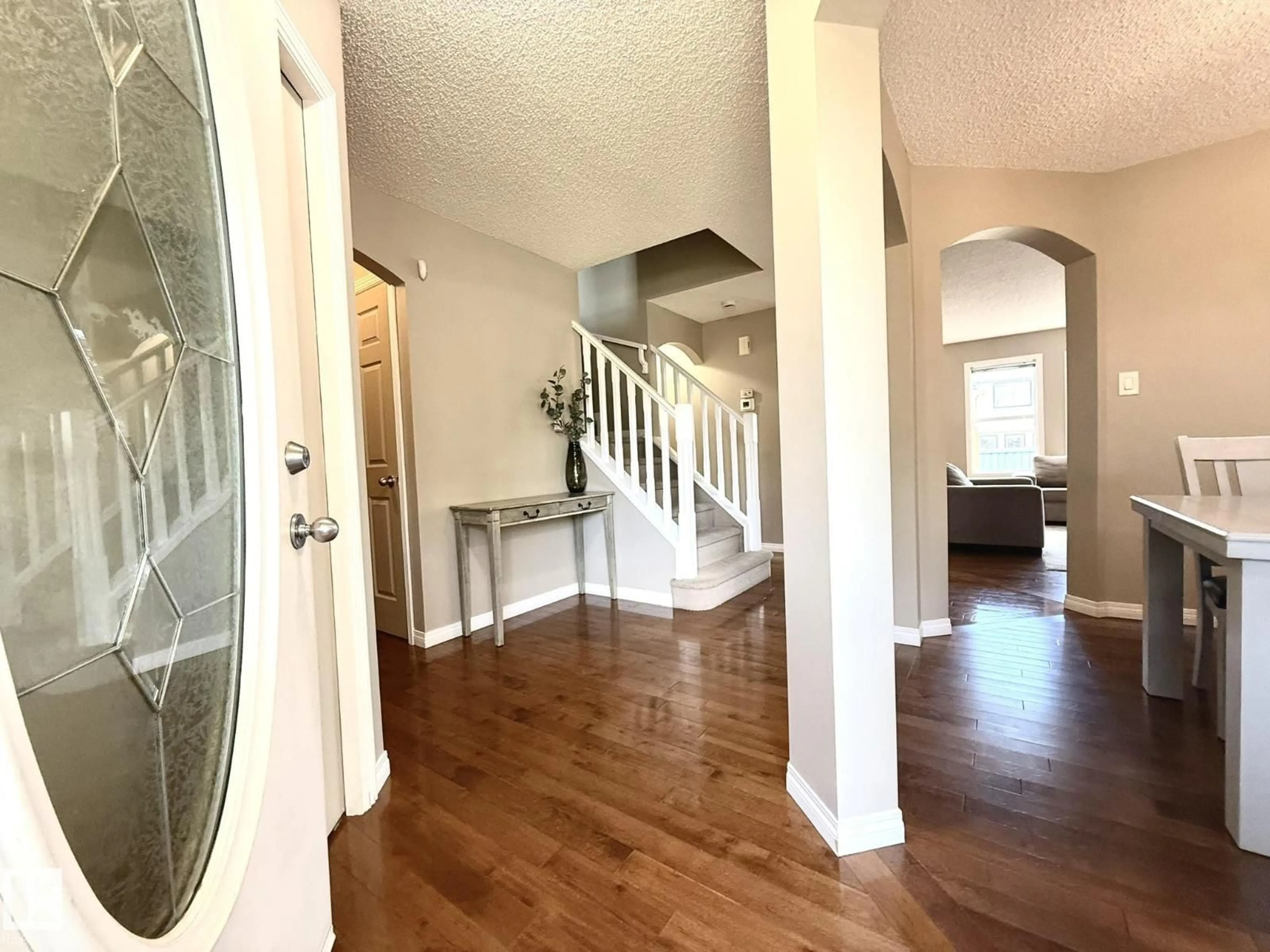 Indoor entryway for 1820 ROBERTSON CR, Edmonton Alberta T6W1N8