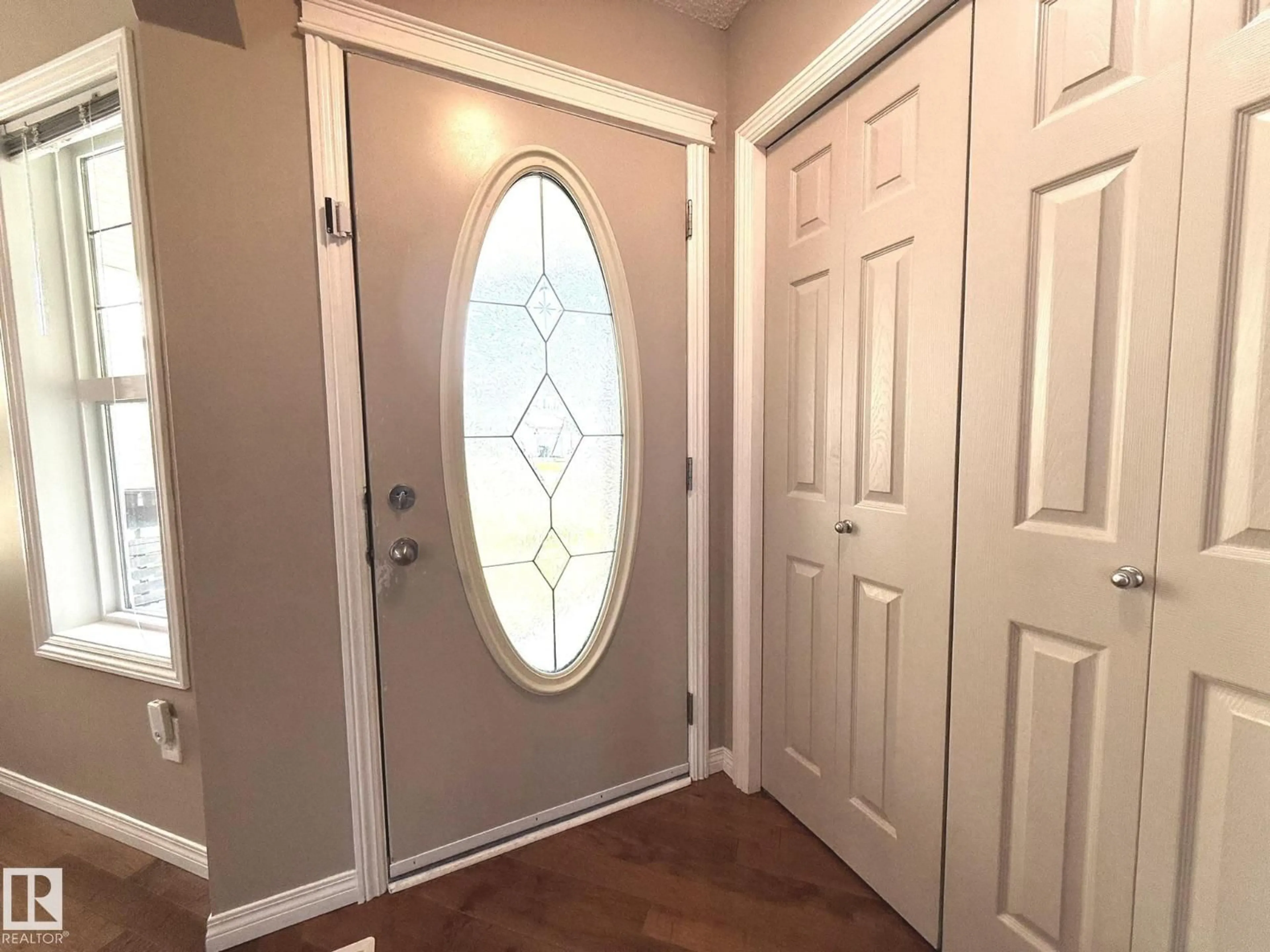 Indoor entryway for 1820 ROBERTSON CR, Edmonton Alberta T6W1N8