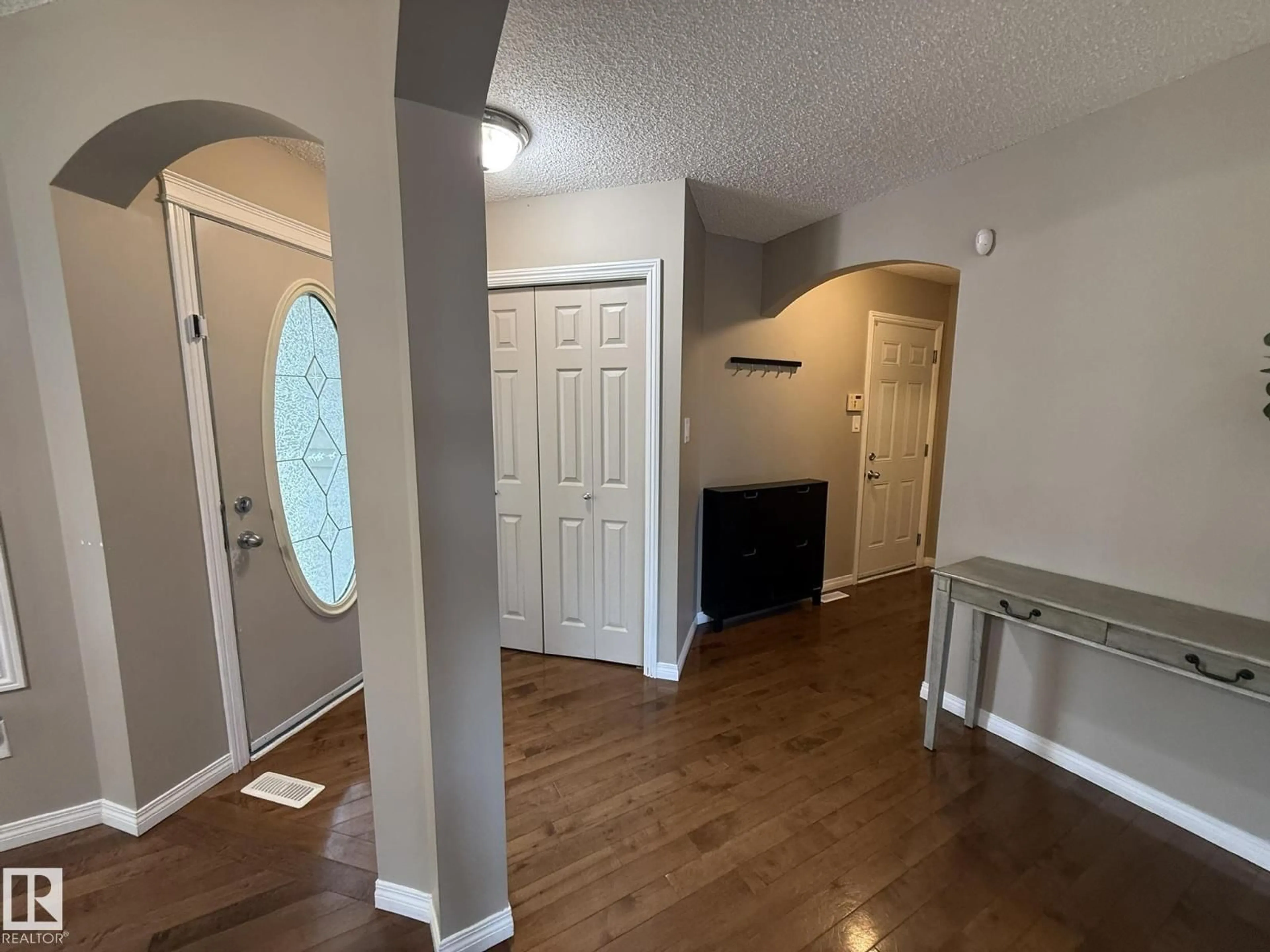 Indoor entryway for 1820 ROBERTSON CR, Edmonton Alberta T6W1N8