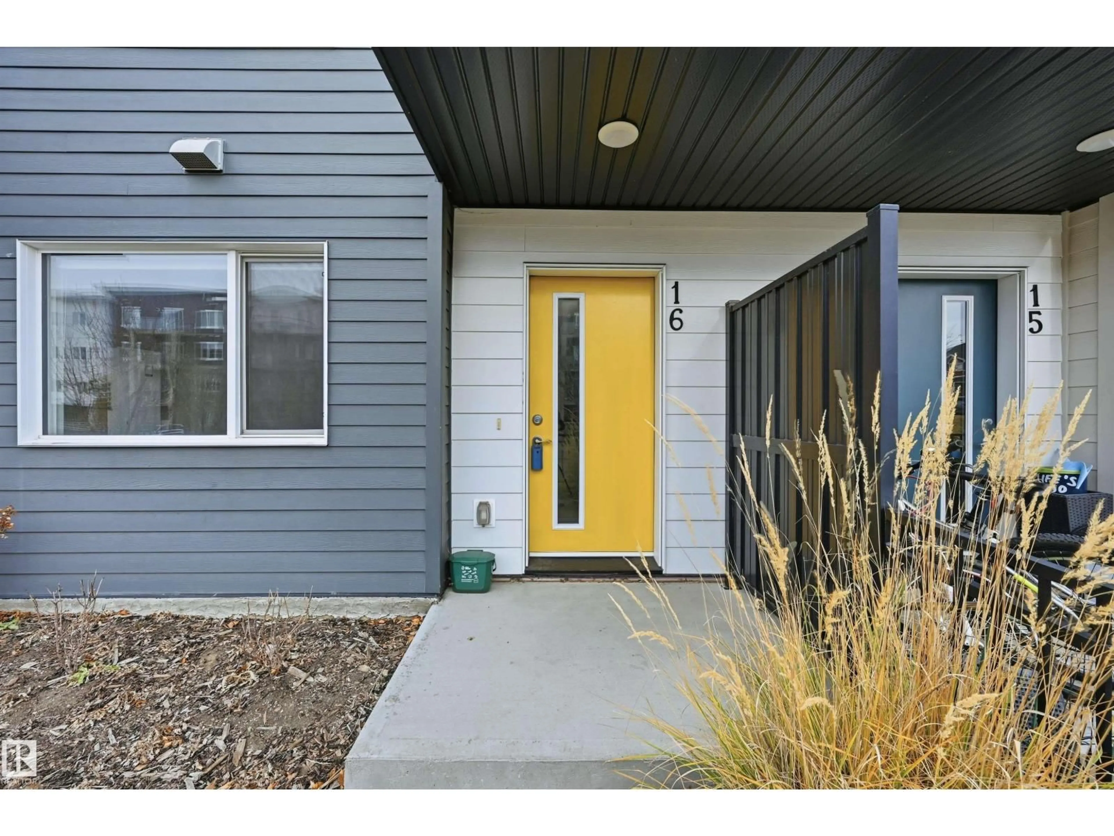 Indoor entryway for 16 WELSH DR, Edmonton Alberta T6X1Y8