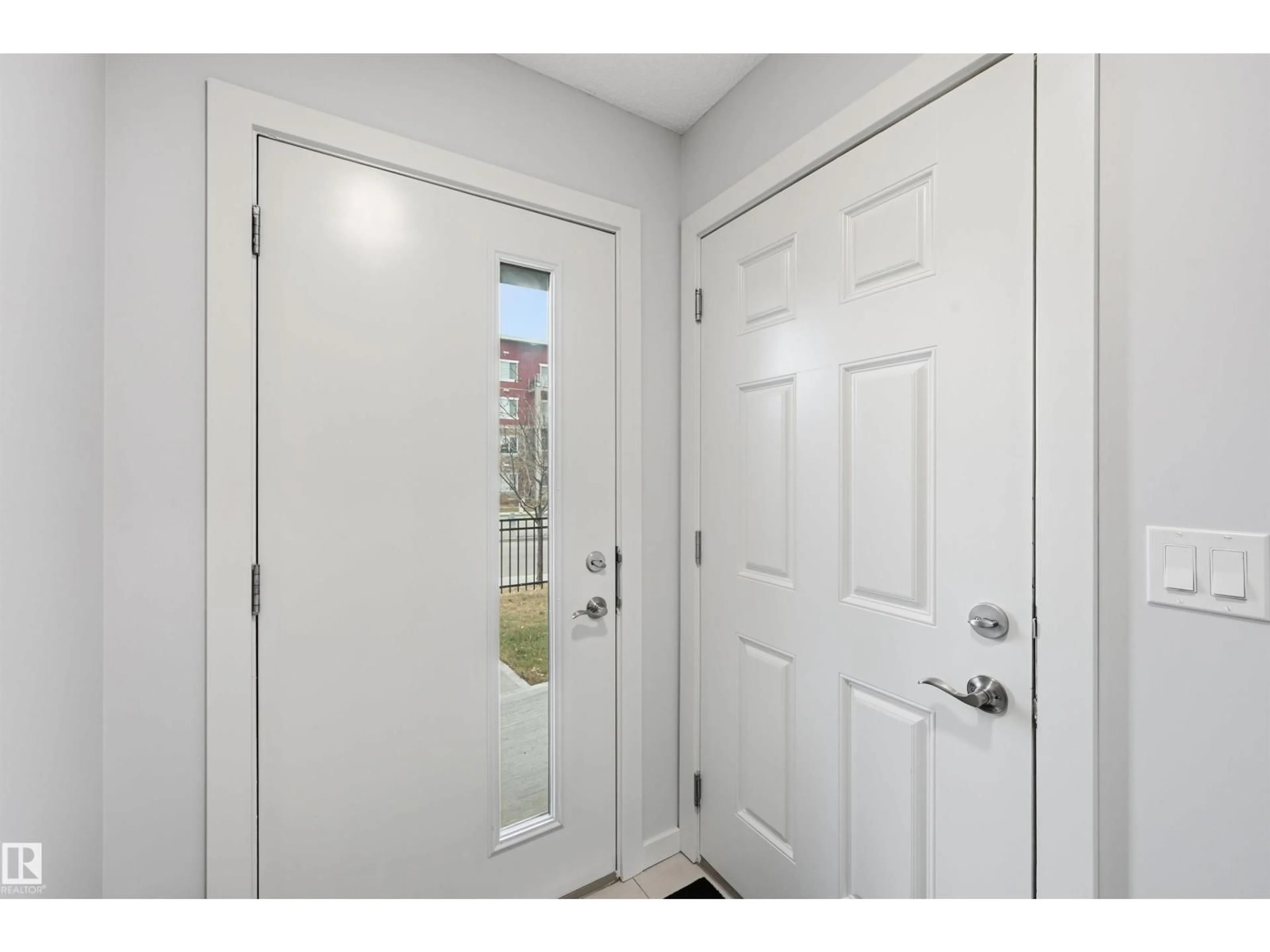 Indoor entryway for 16 WELSH DR, Edmonton Alberta T6X1Y8