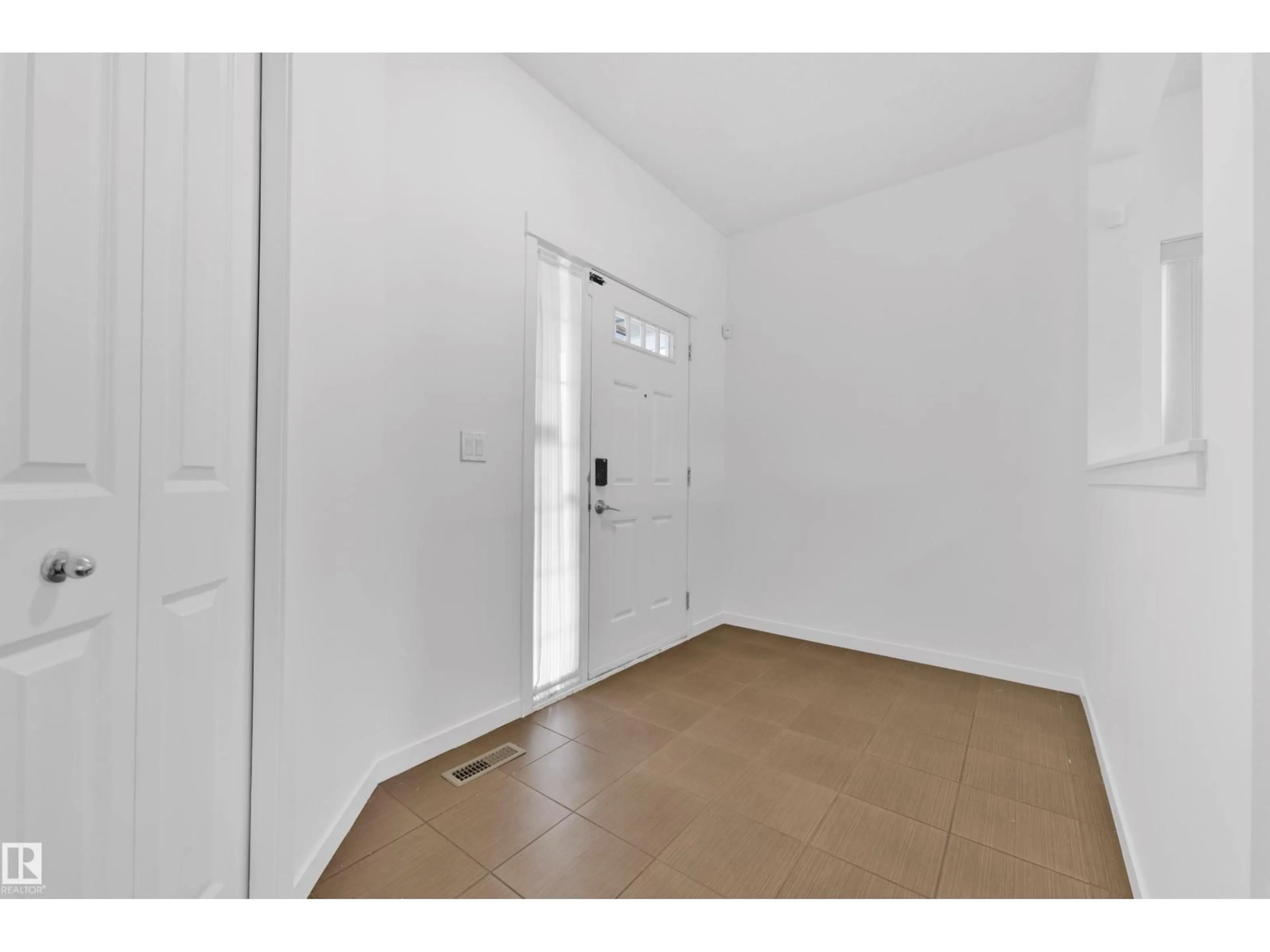 Indoor entryway for SW - 5432 20 AV, Edmonton Alberta T6X1V4