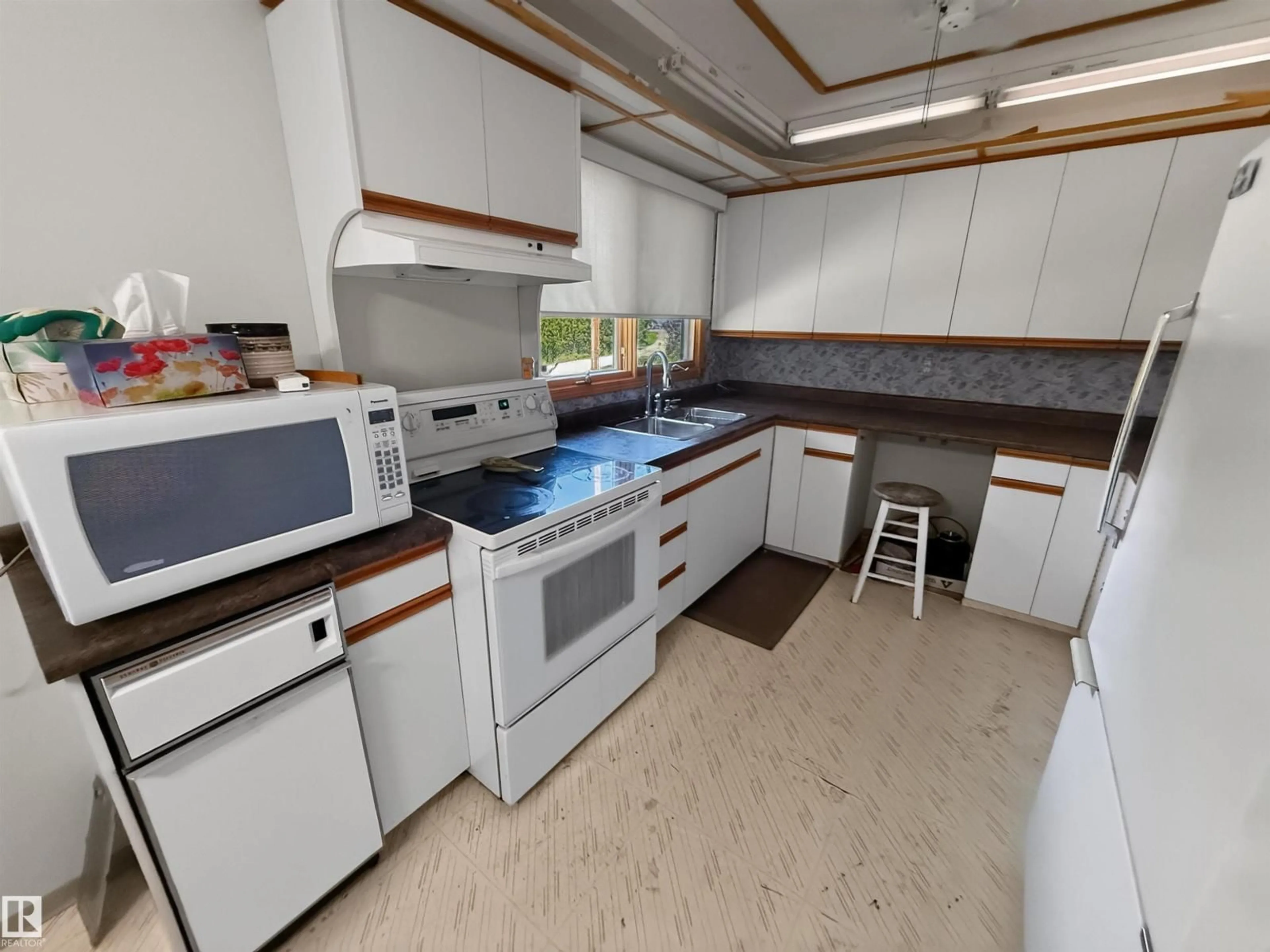 Standard kitchen, unknown for 712 LAKESIDE DR, Rural Parkland County Alberta T7Z2V7