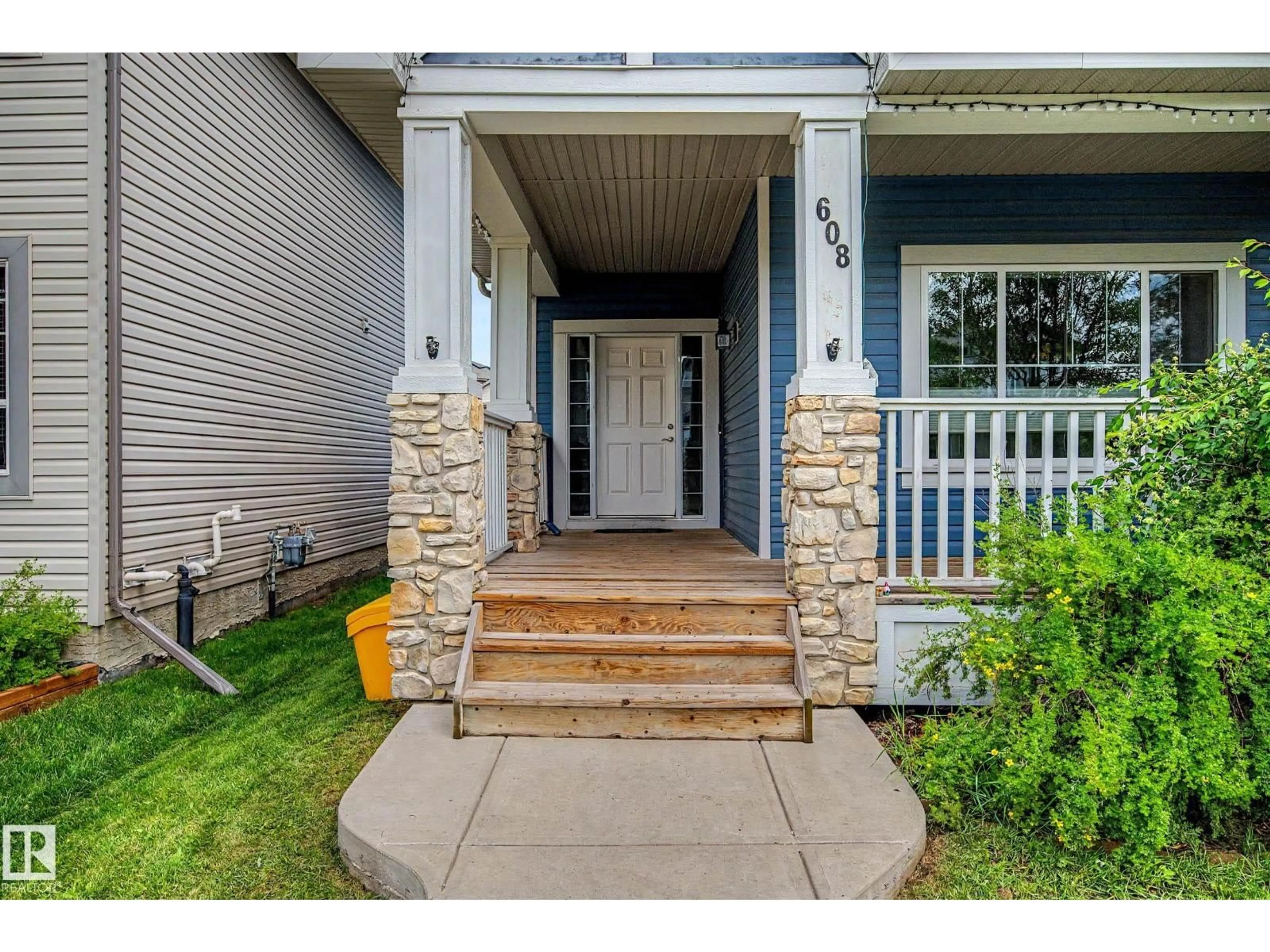 Indoor entryway for 608 MCDONOUGH LI NW, Edmonton Alberta T5Y0M8