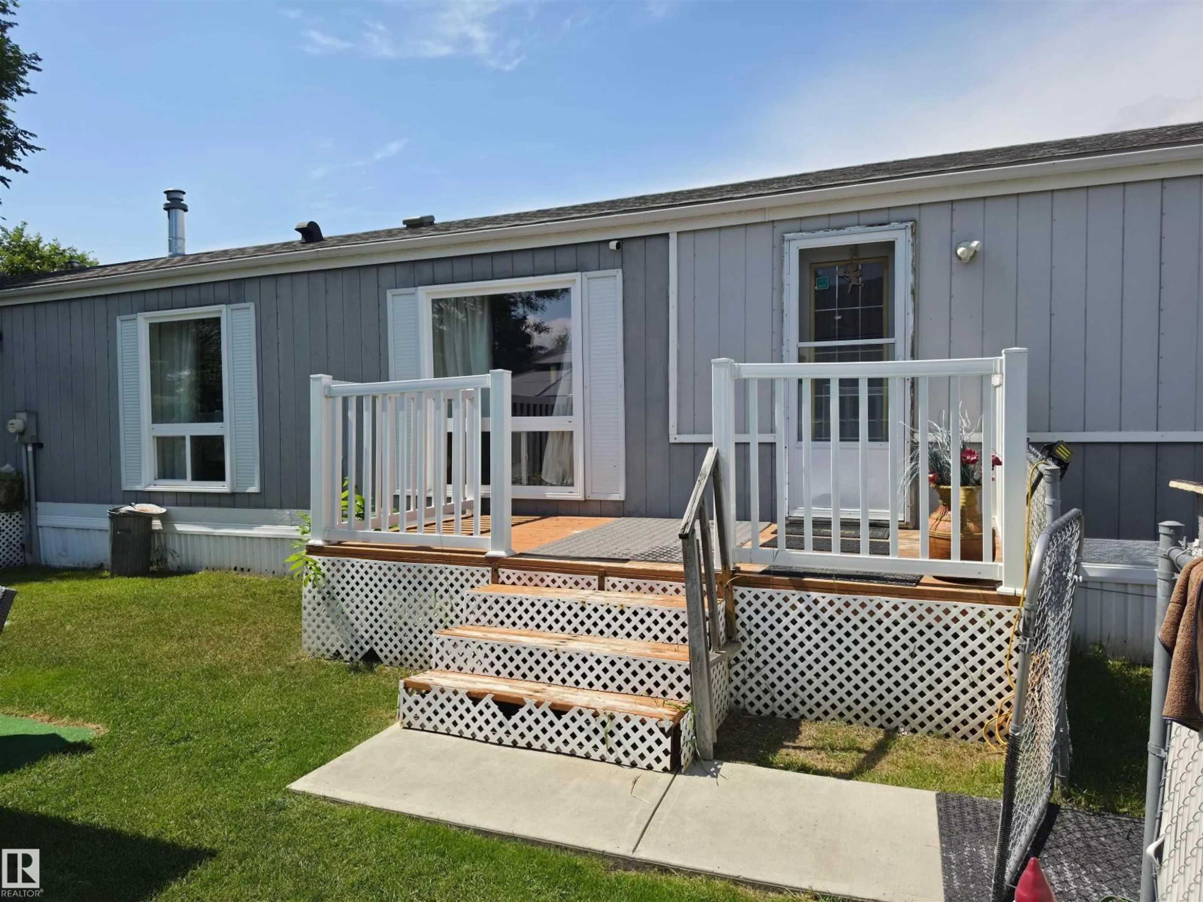 Home with vinyl exterior material, unknown for 157 LEE RIDGE RD, Edmonton Alberta T6K0N1
